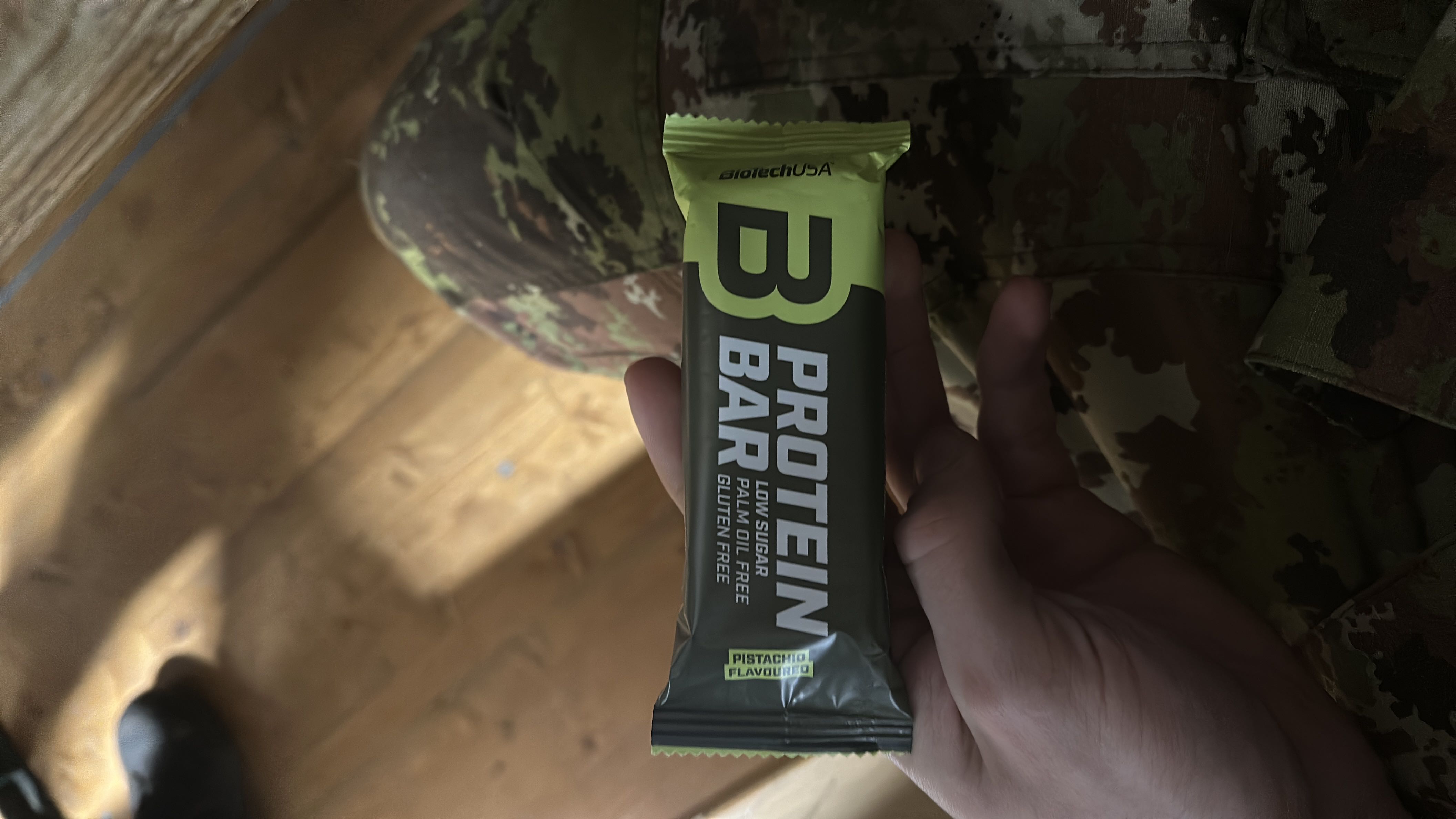 A low-sugar, gluten-free protein bar with pistachio flavor, providing a balanced mix of protein, carbs, and fats.