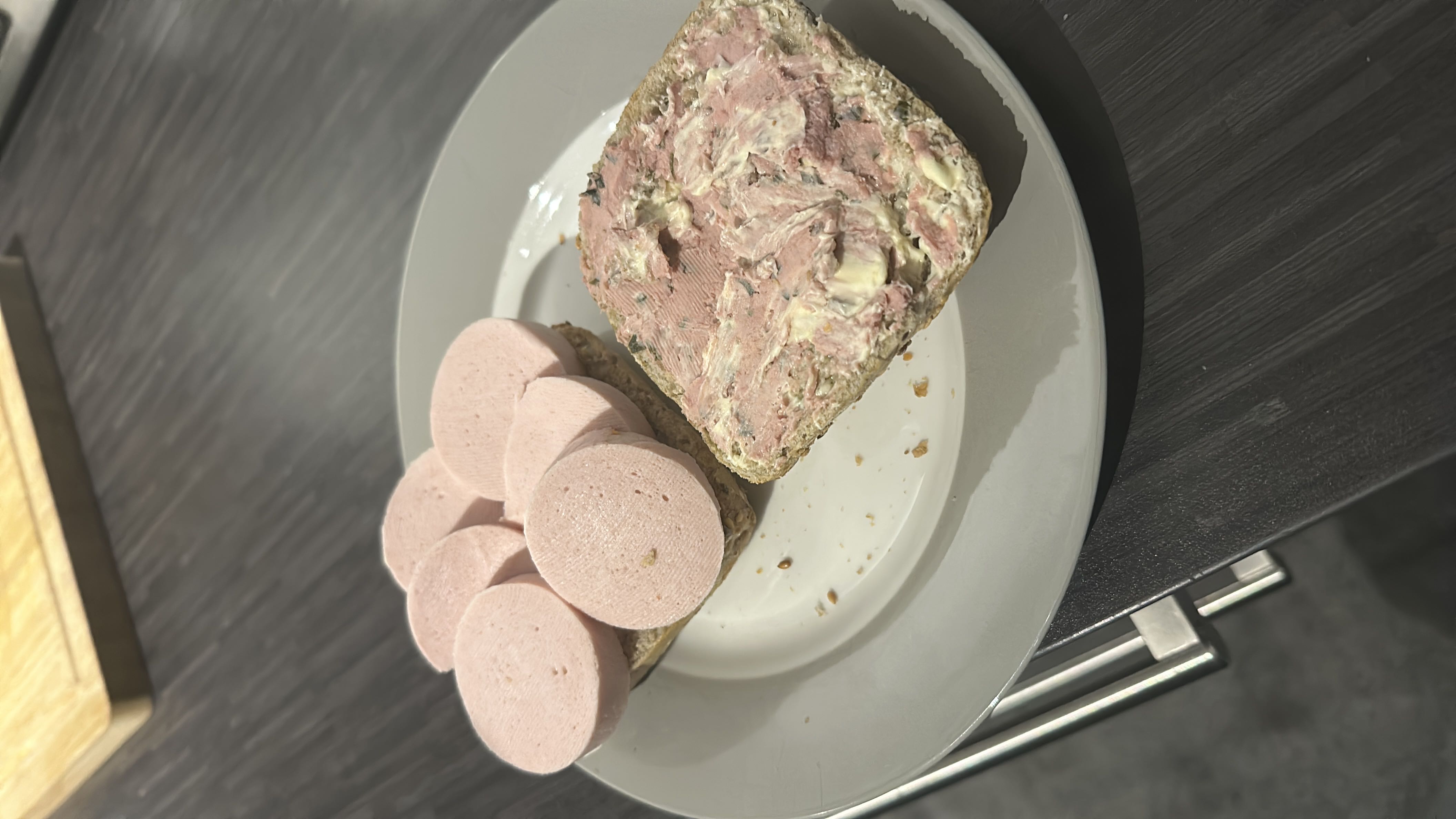 A plate with whole-grain bread topped with Putenleberwurst, providing a balanced mix of protein, carbs, and fats.