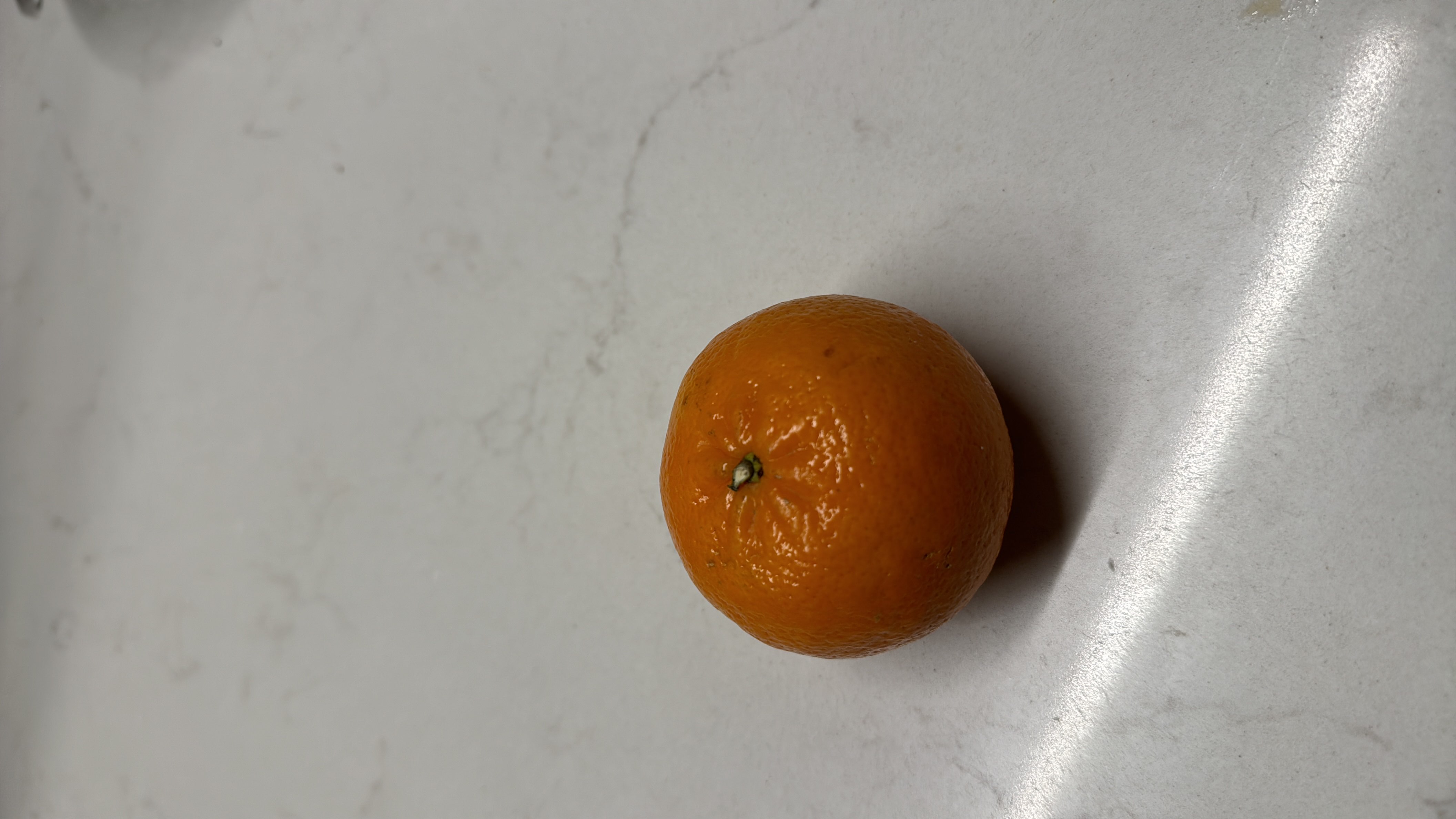 The image shows a mandarin orange, a low-calorie fruit rich in vitamin C and dietary fiber.