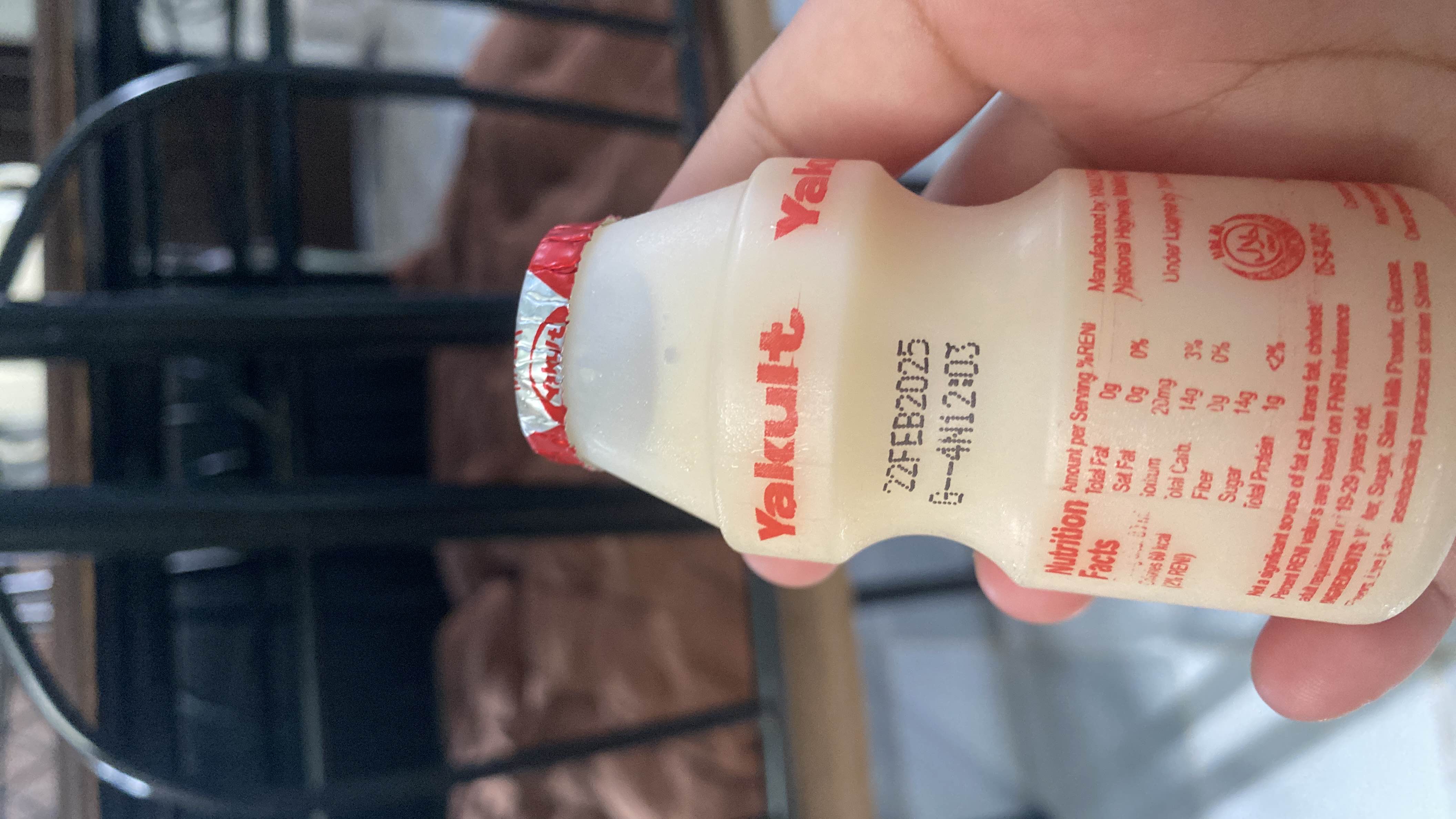 This is a Yakult probiotic drink with 50 calories per serving, containing 14g of carbohydrates, 1g of protein, and no fats. It is a low-calorie drink with a health score of 7.