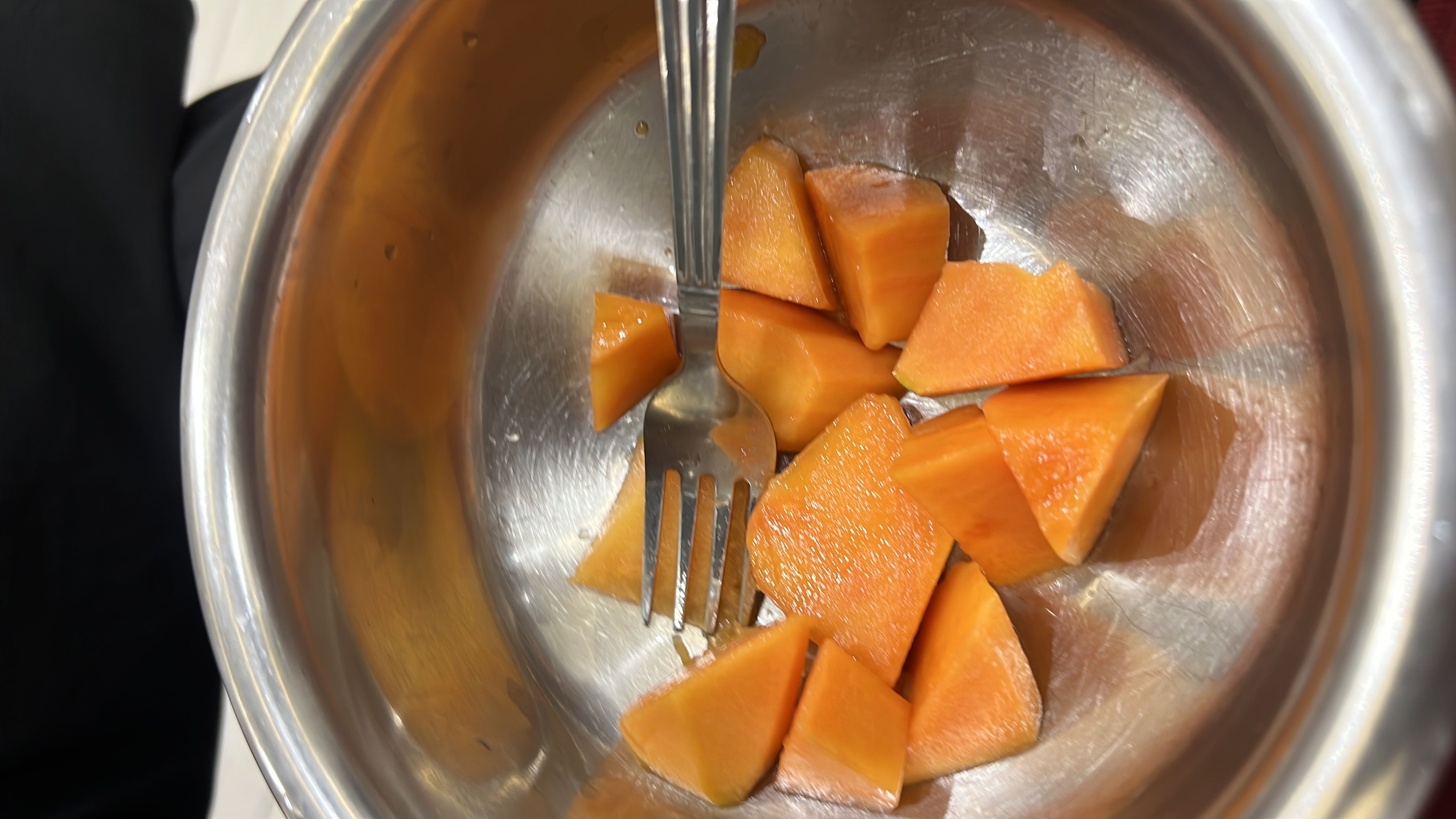 The image shows a bowl of fresh papaya slices, which are low in calories and rich in carbohydrates, making it a healthy fruit option.