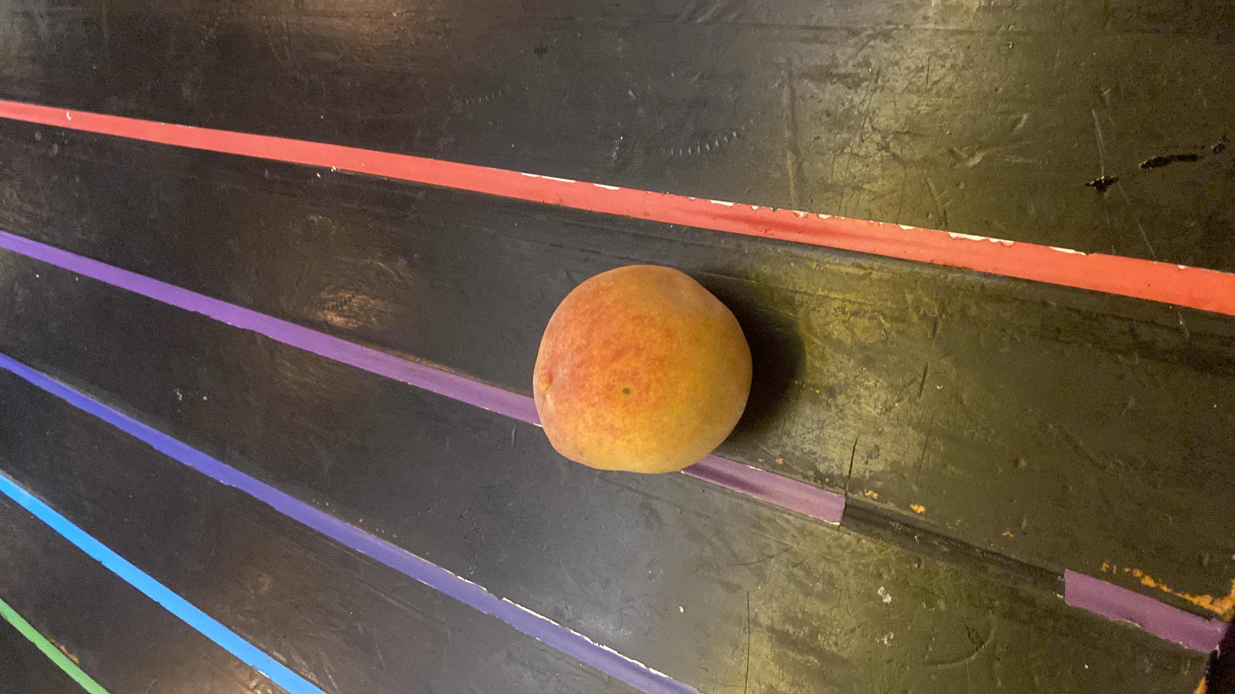 The image shows a peach, a low-calorie fruit rich in carbohydrates and minimal fats, making it a healthy snack option.