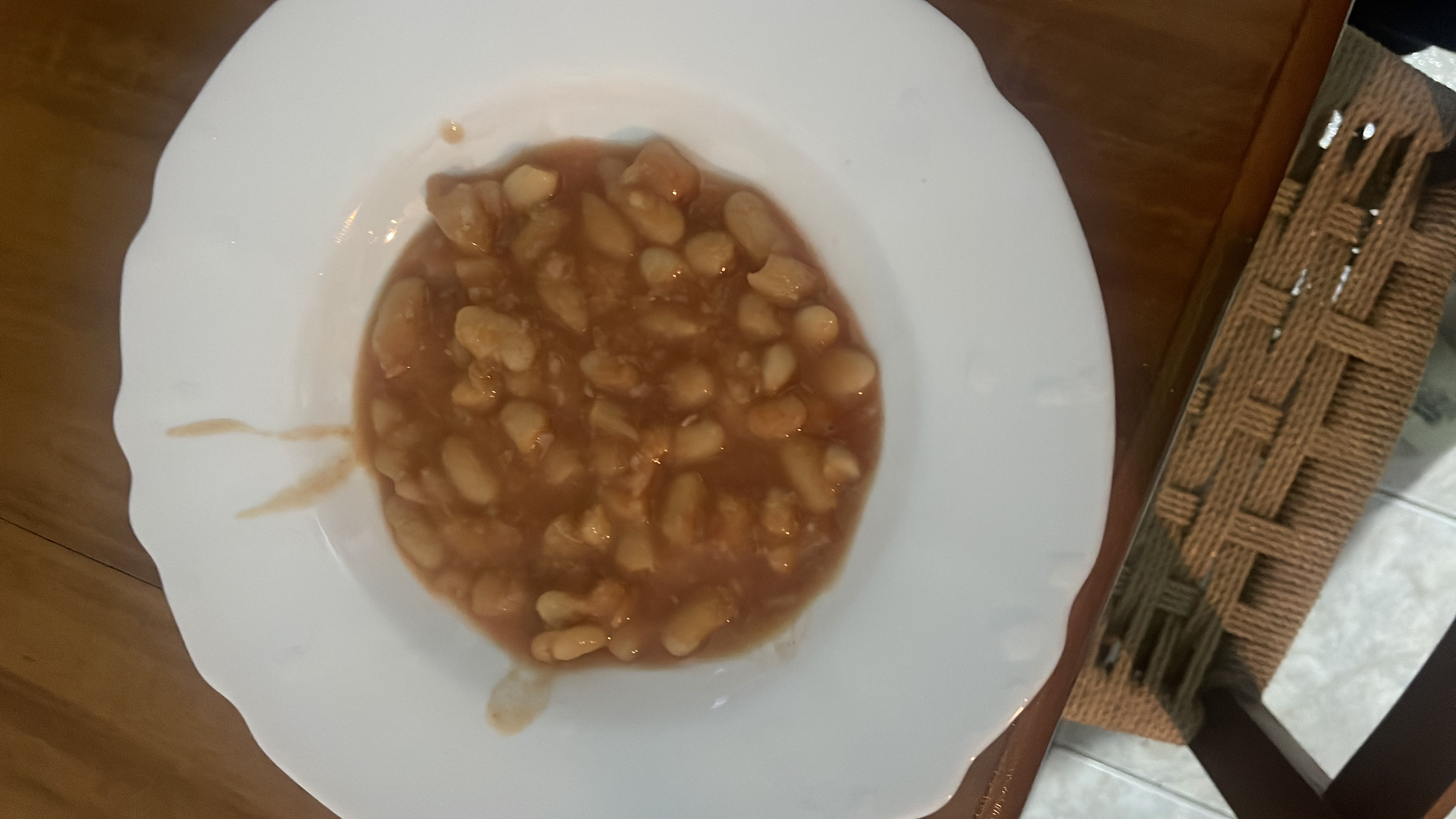 A dish of white beans in tomato sauce, providing a balanced source of protein, carbohydrates, and minimal fats.