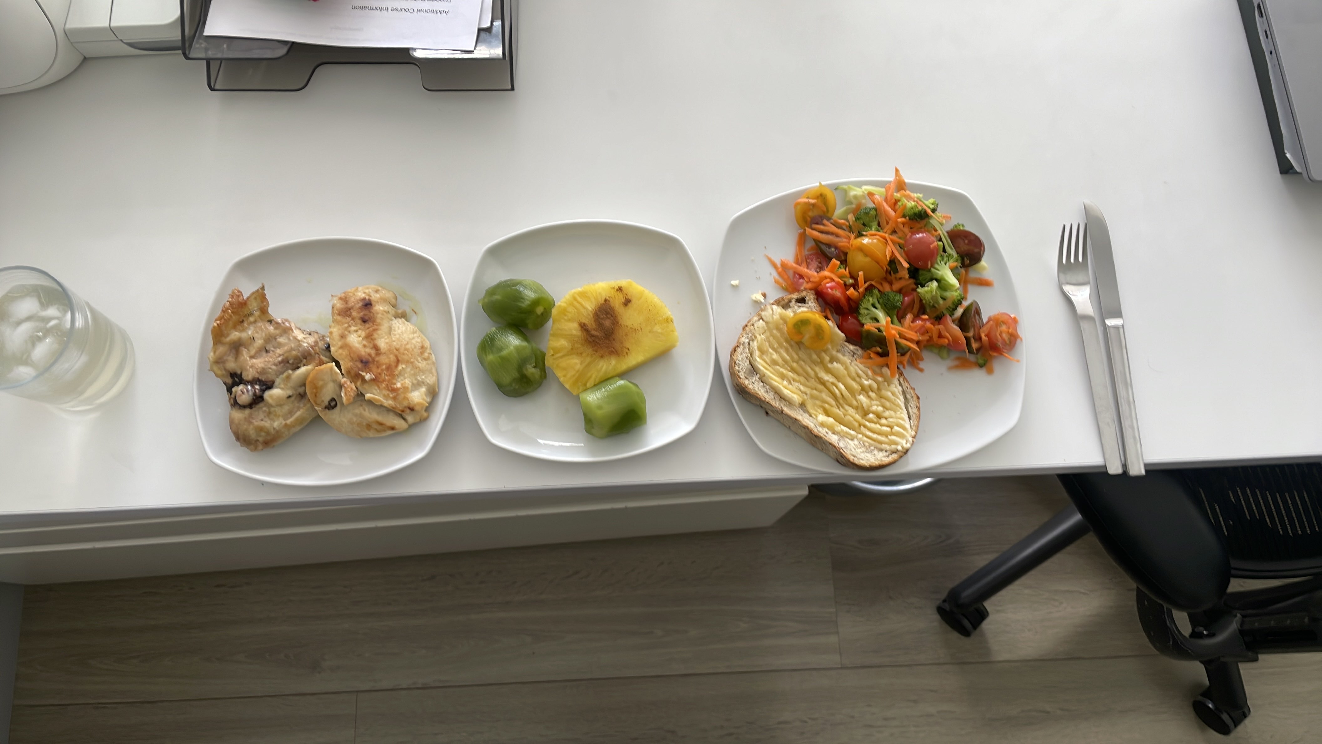 A balanced meal consisting of 350g of chicken, fruits (kiwi and pineapple), a fresh salad, and sourdough bread with 1 smashed banana, totaling 915 calories with a health score of 7.