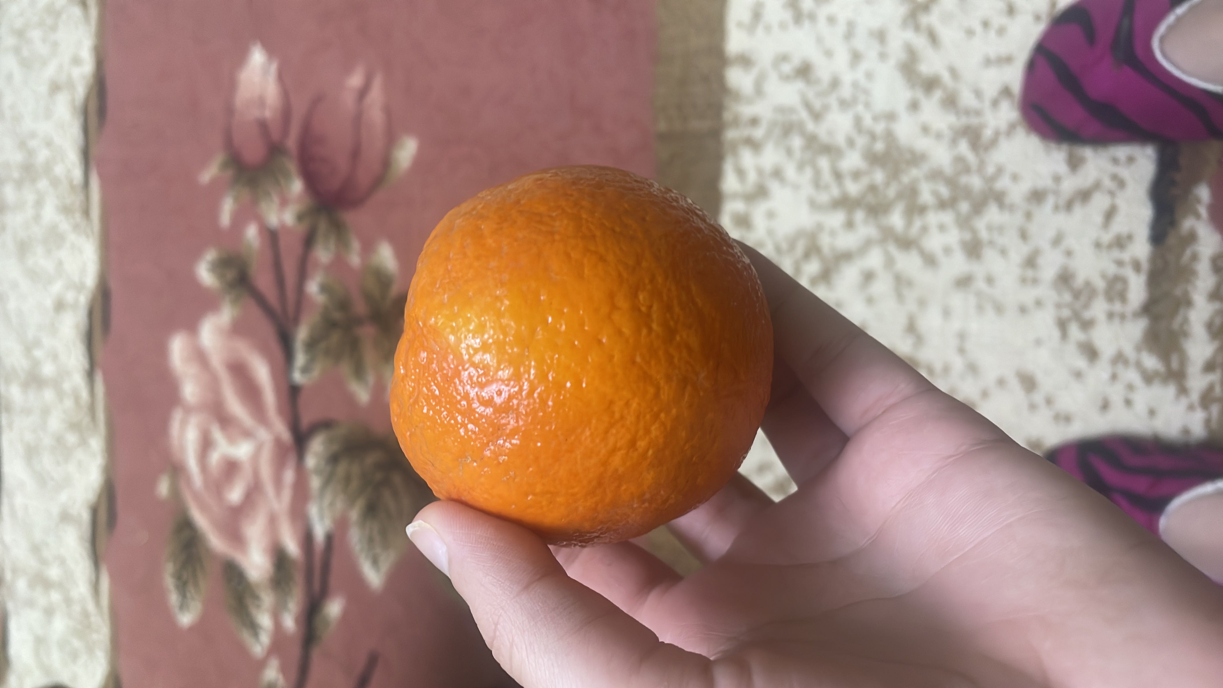 The image shows an orange, a low-calorie fruit rich in vitamin C and dietary fiber.