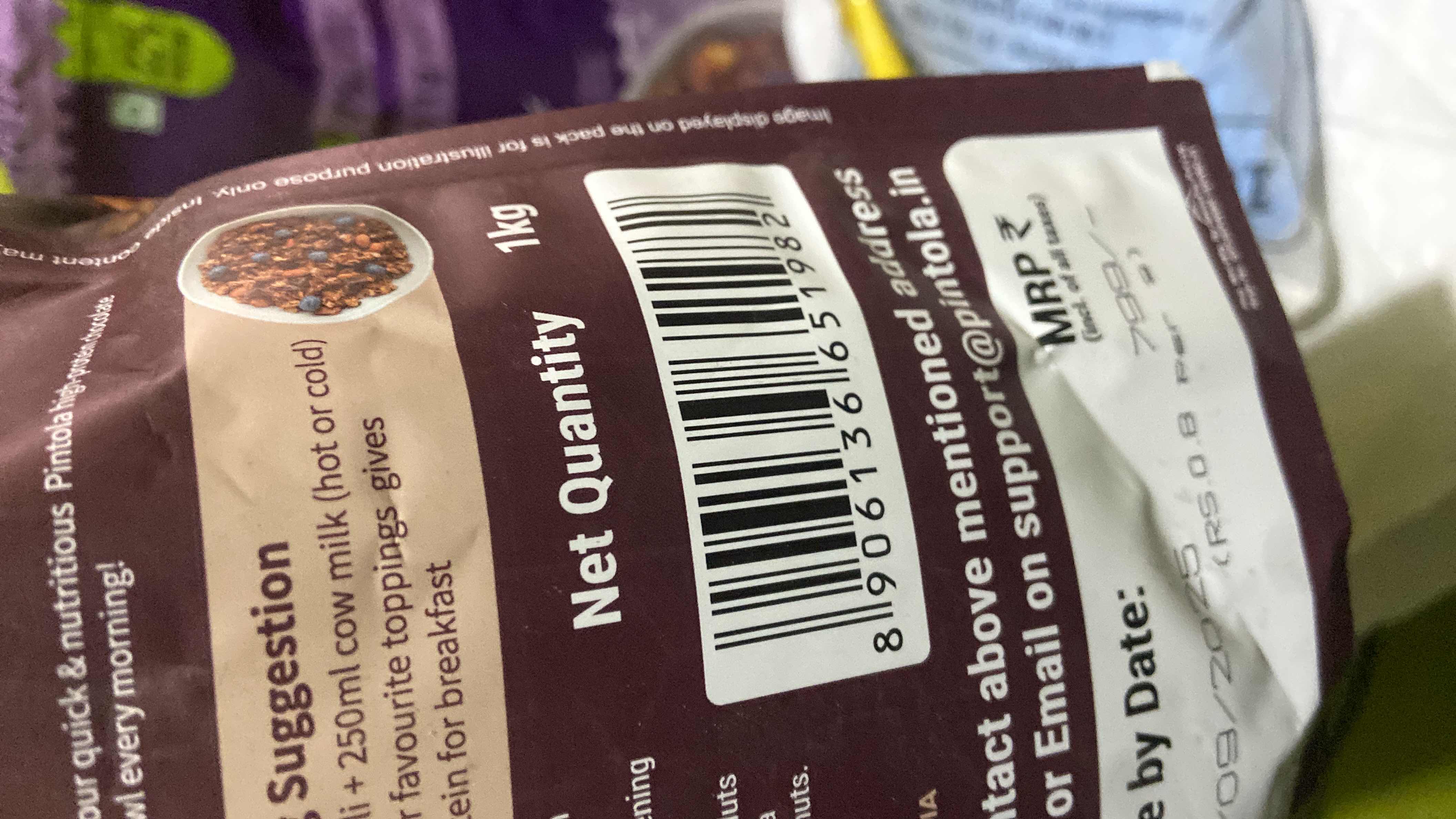 The image shows packaging for a product labeled as Pintola high-protein chocolate, with a net quantity of 1kg. No specific nutritional information is visible.