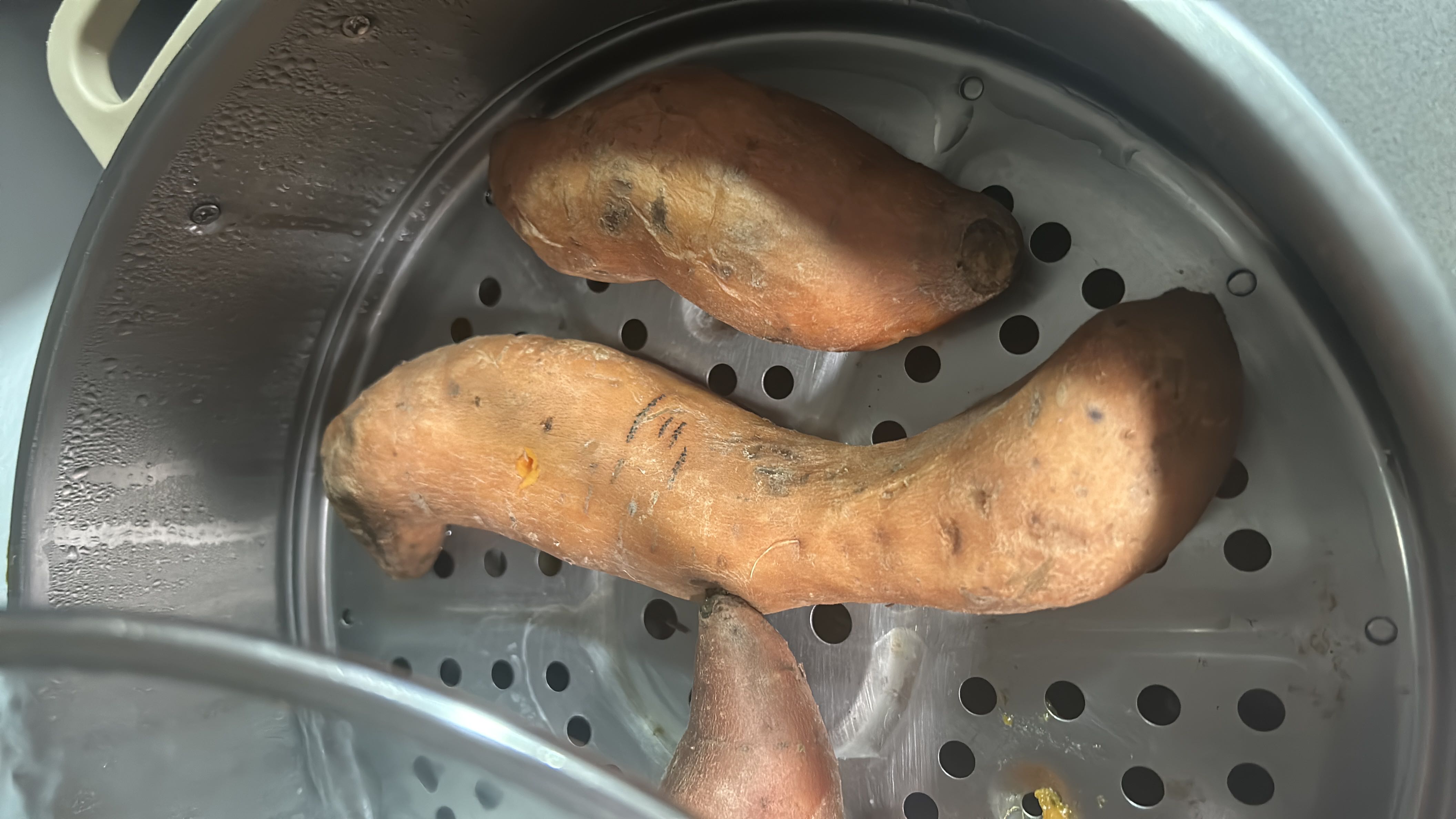 The image shows steamed sweet potatoes, a nutritious root vegetable rich in carbohydrates and low in fats.