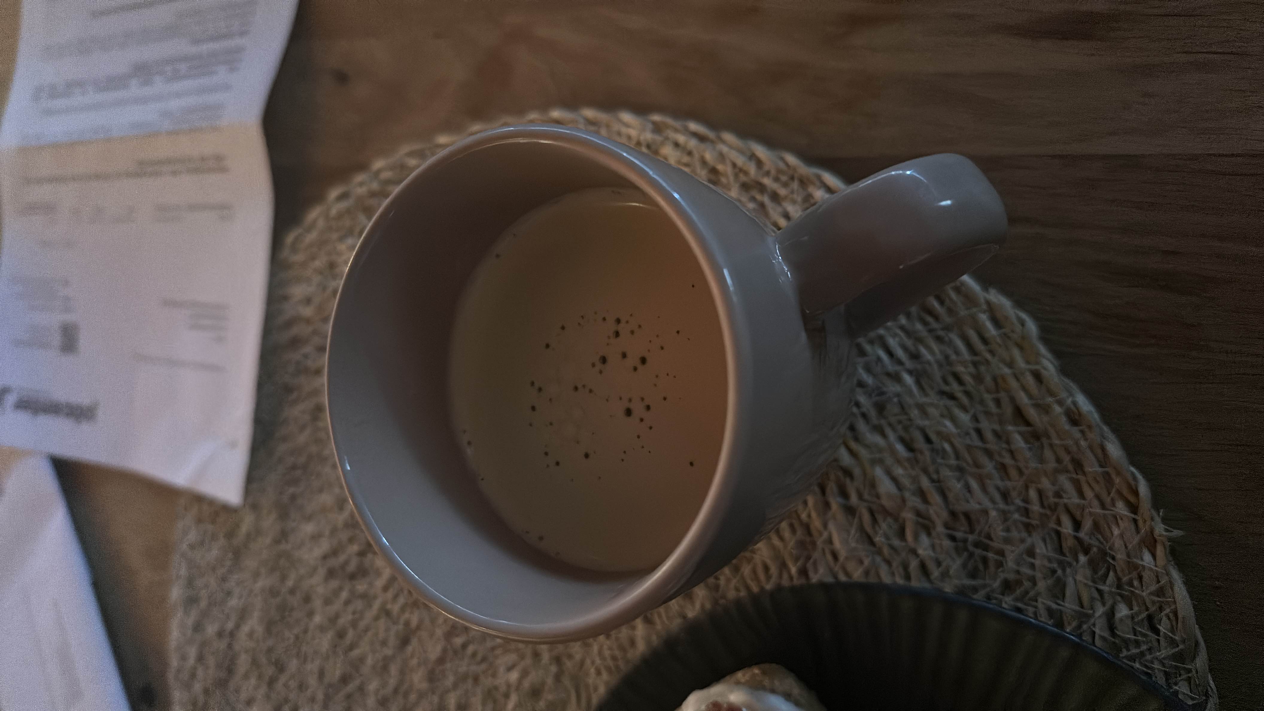 Kaffee mit 1,5% Milch, kalorienarm und ausgewogen im Nährwertprofil.