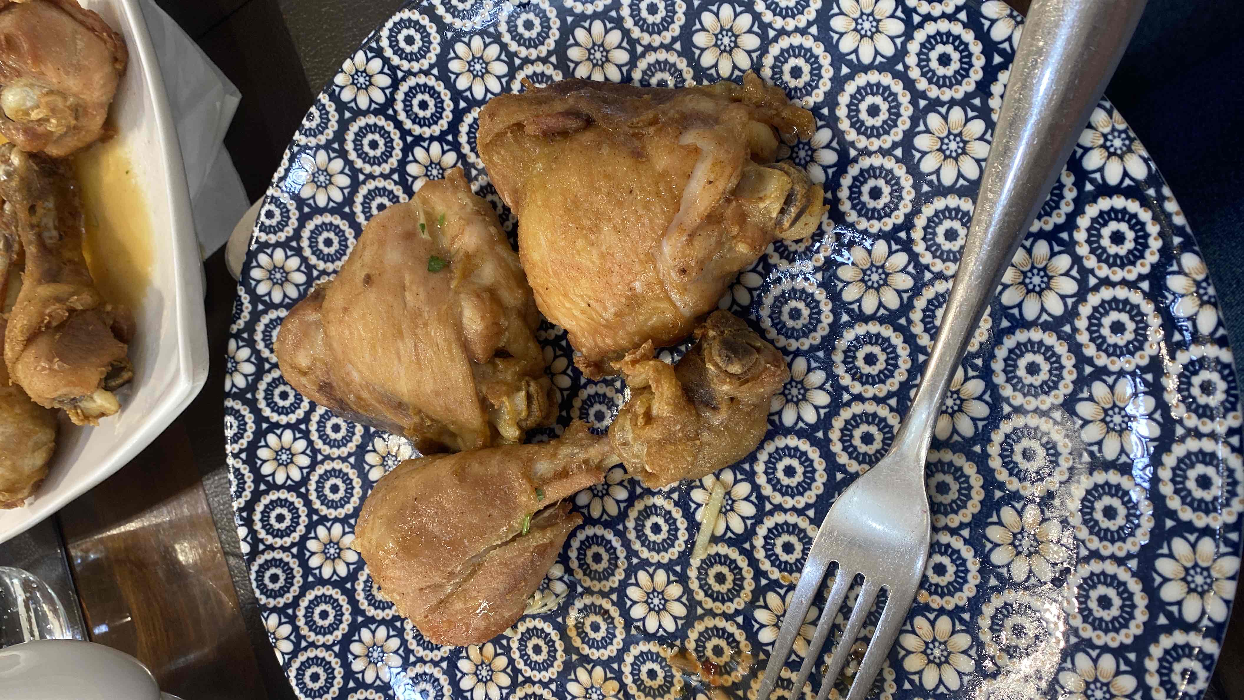 The image shows a plate of fried chicken drumsticks and thighs, which are high in protein and fats with minimal carbohydrates.