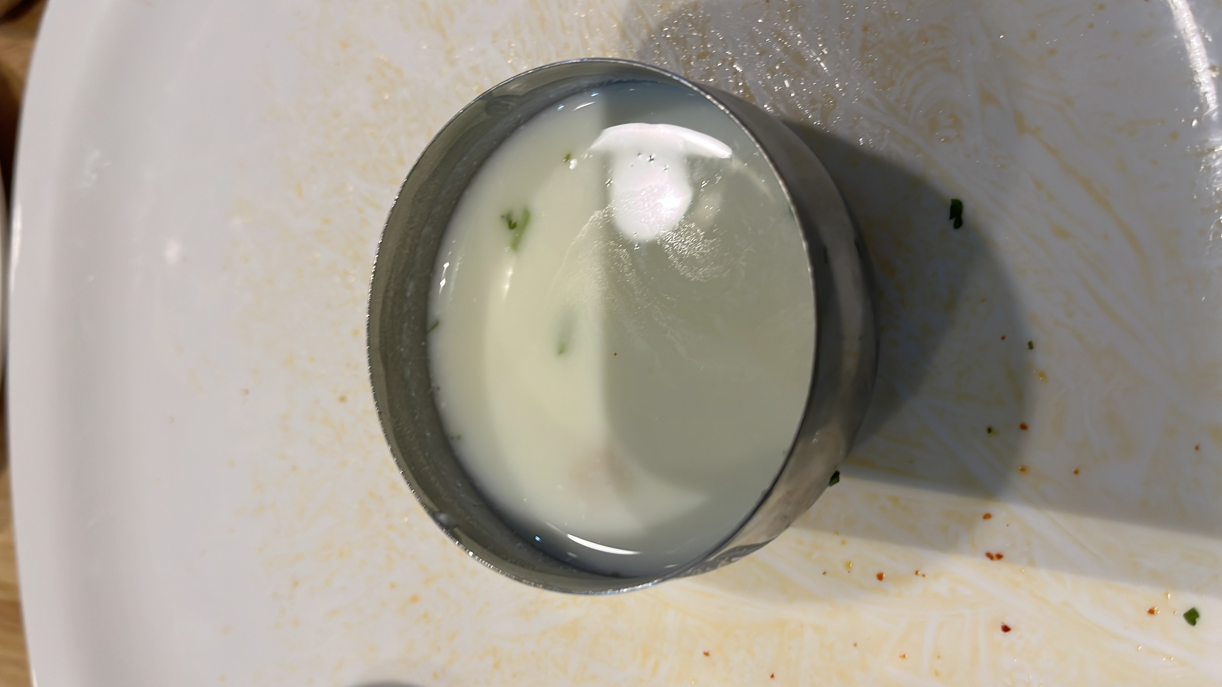 A small serving of buttermilk, a low-calorie, probiotic-rich drink.