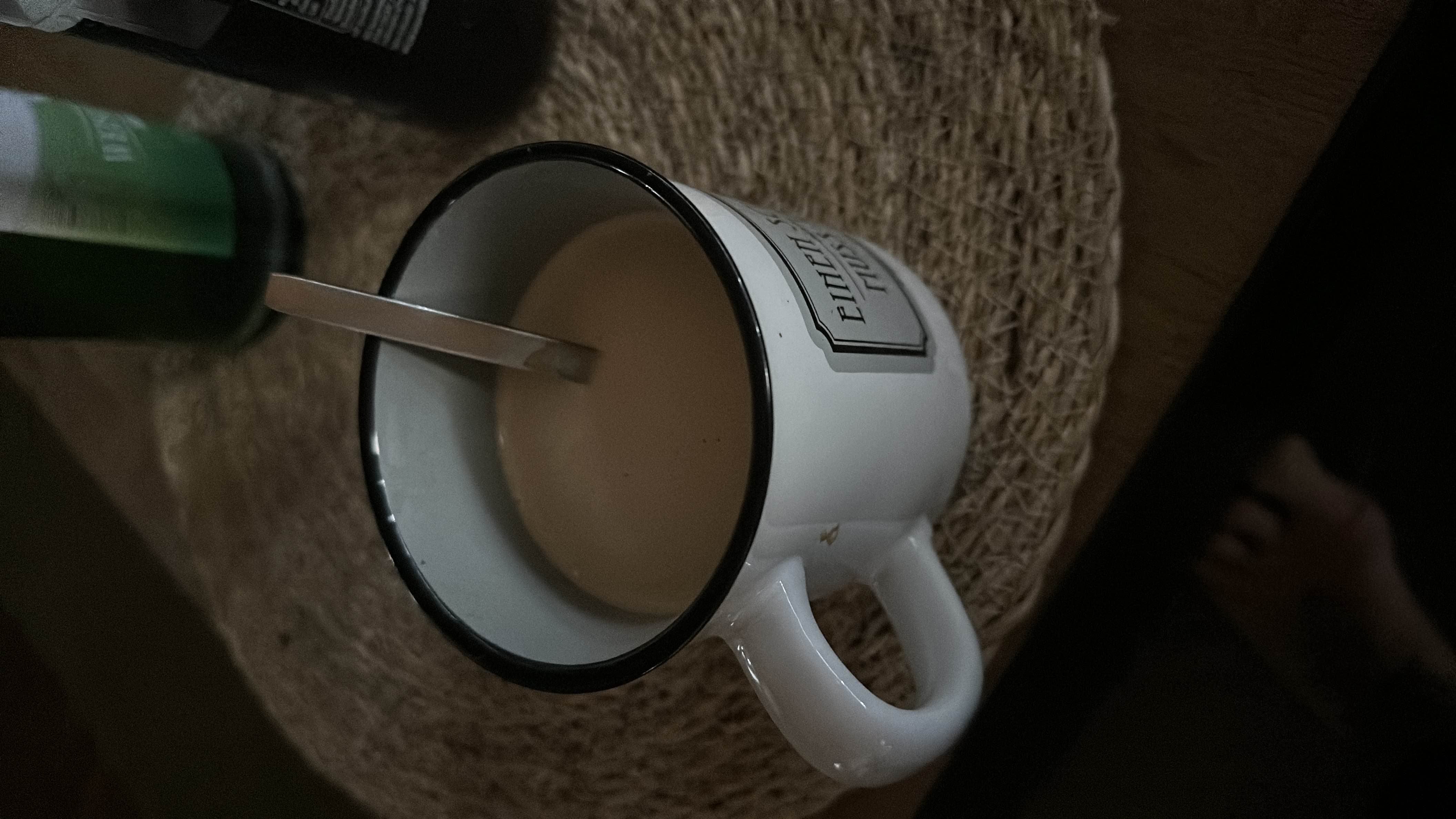 Eine Tasse Kaffee mit 1,5% Milch, die einen moderaten Kaloriengehalt und ein ausgewogenes Nährprofil bietet.
