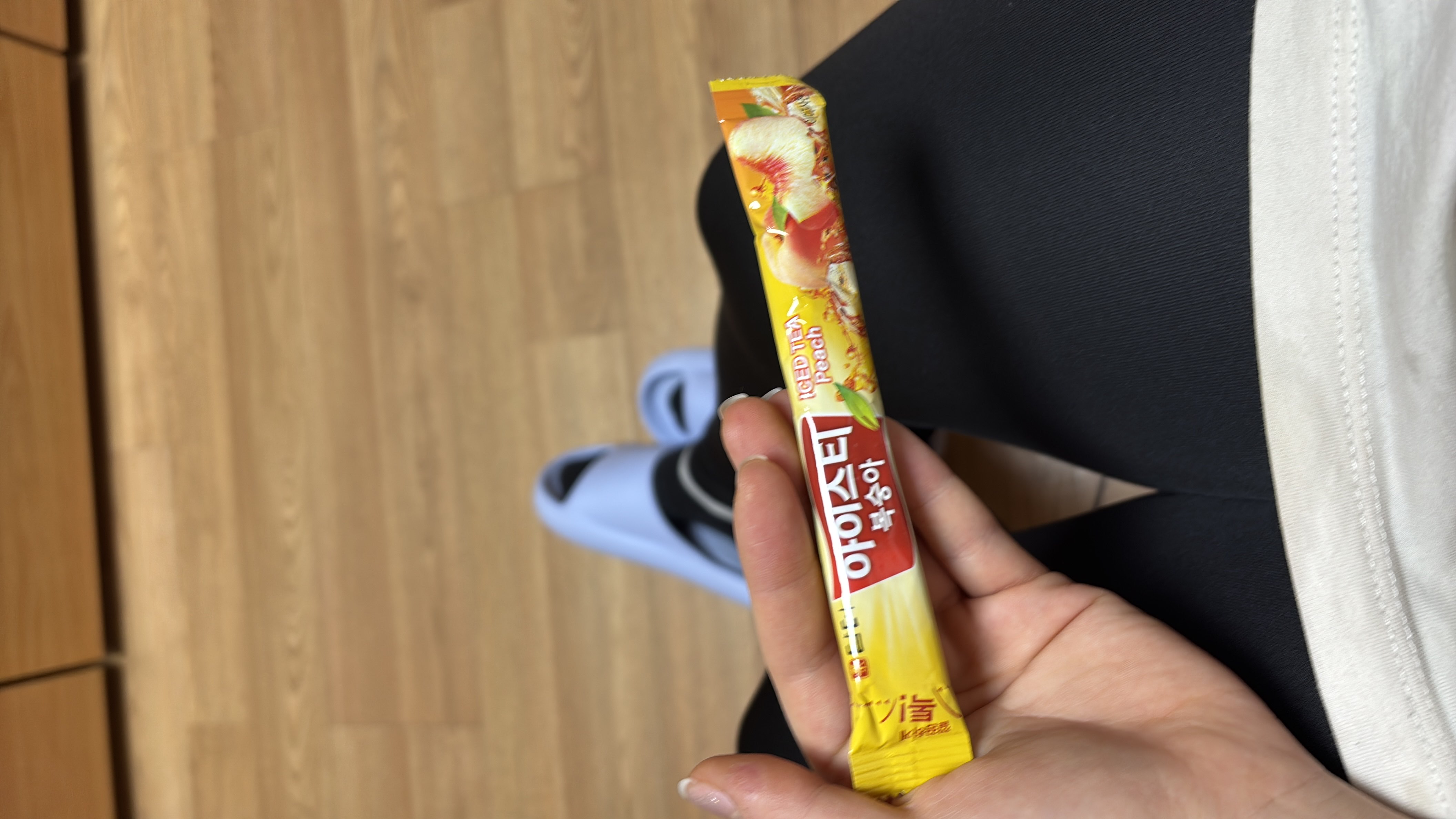 This is a peach-flavored iced tea mix with low calories, primarily composed of sugar and flavoring.