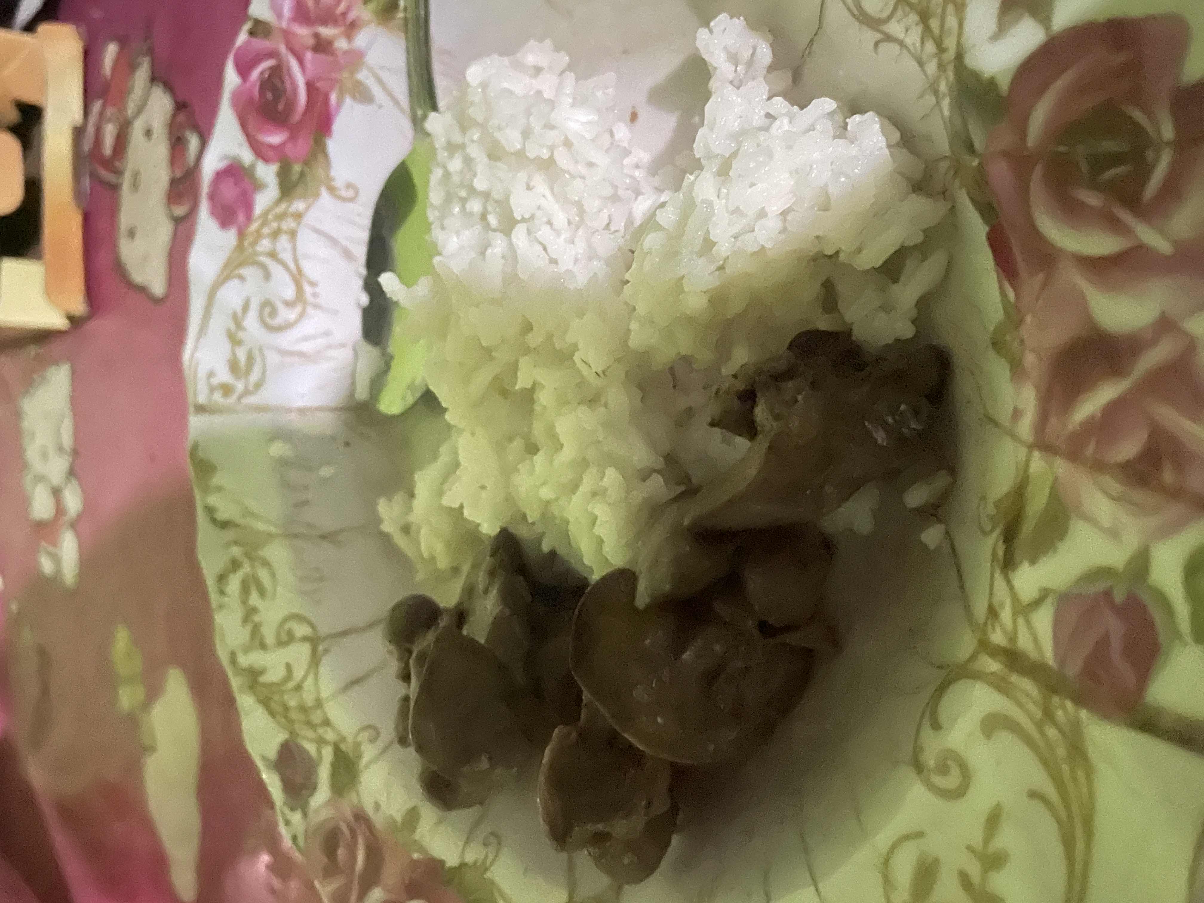A plate containing steamed white rice and cooked chicken liver, providing a balanced mix of carbohydrates, protein, and fats.