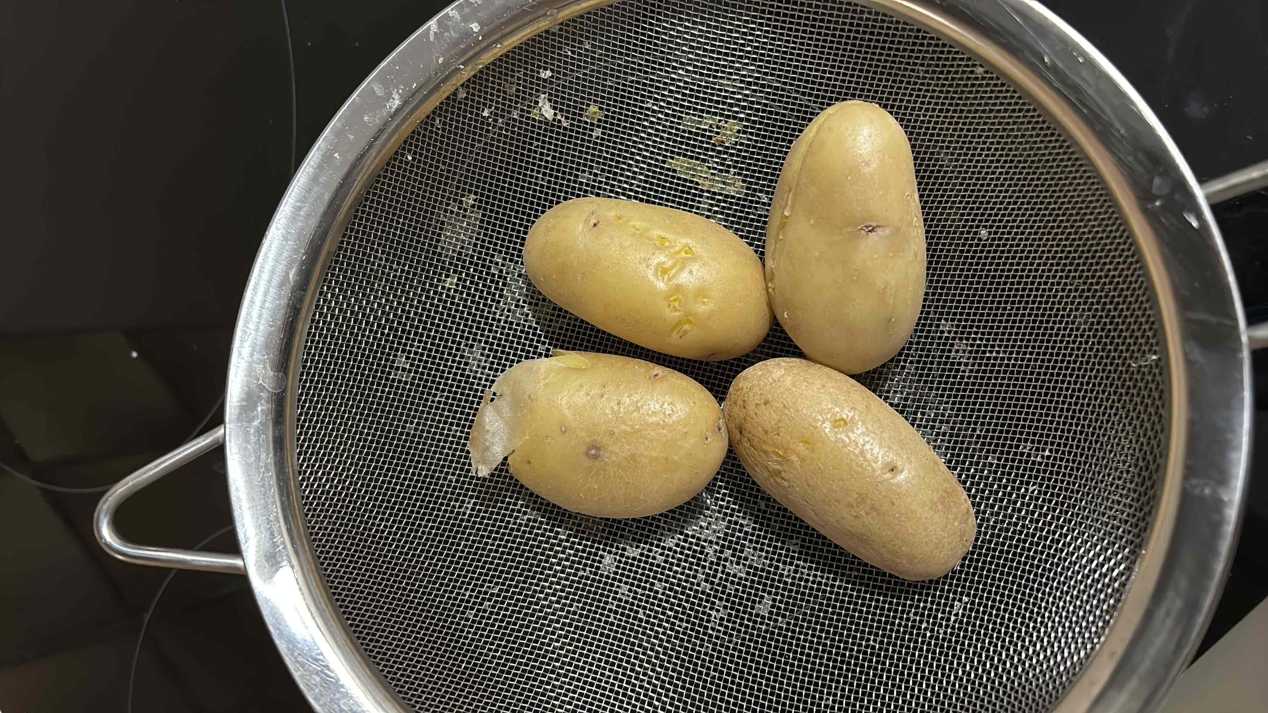 The image shows boiled potatoes, which are a high-carb, low-fat food rich in energy and nutrients.