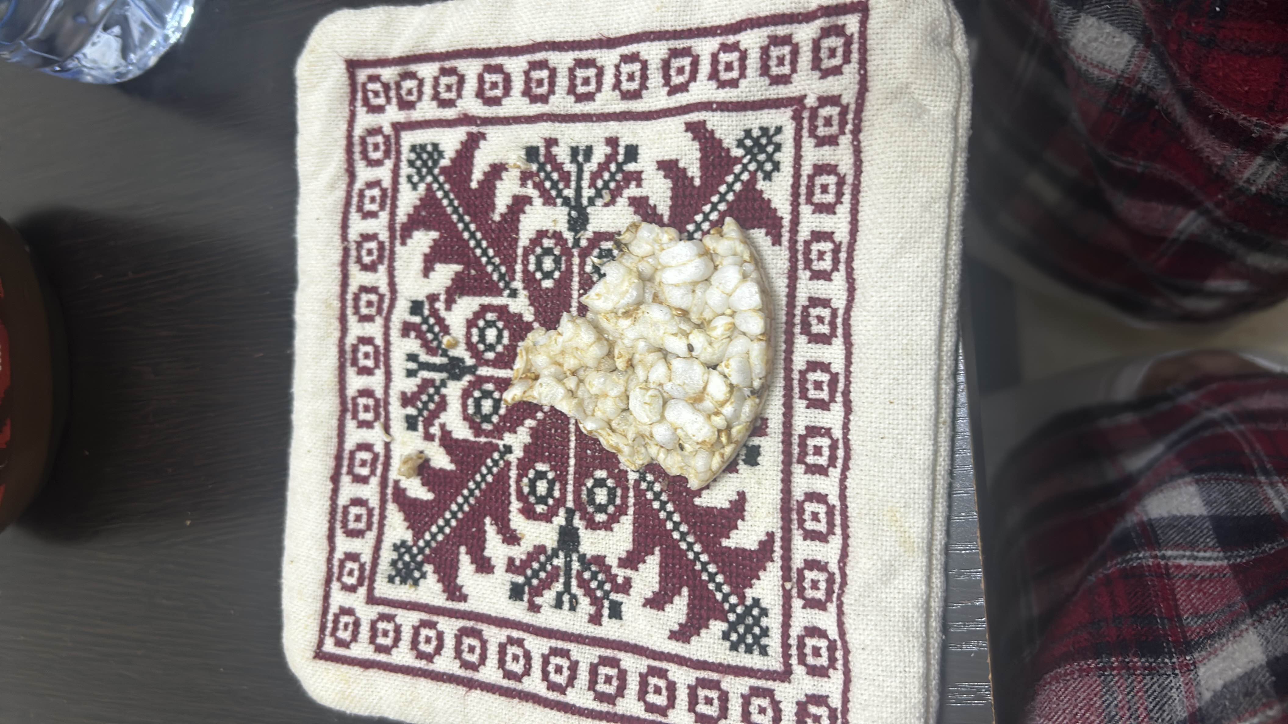 A light snack made of puffed rice, low in calories and fats, suitable for a healthy diet.