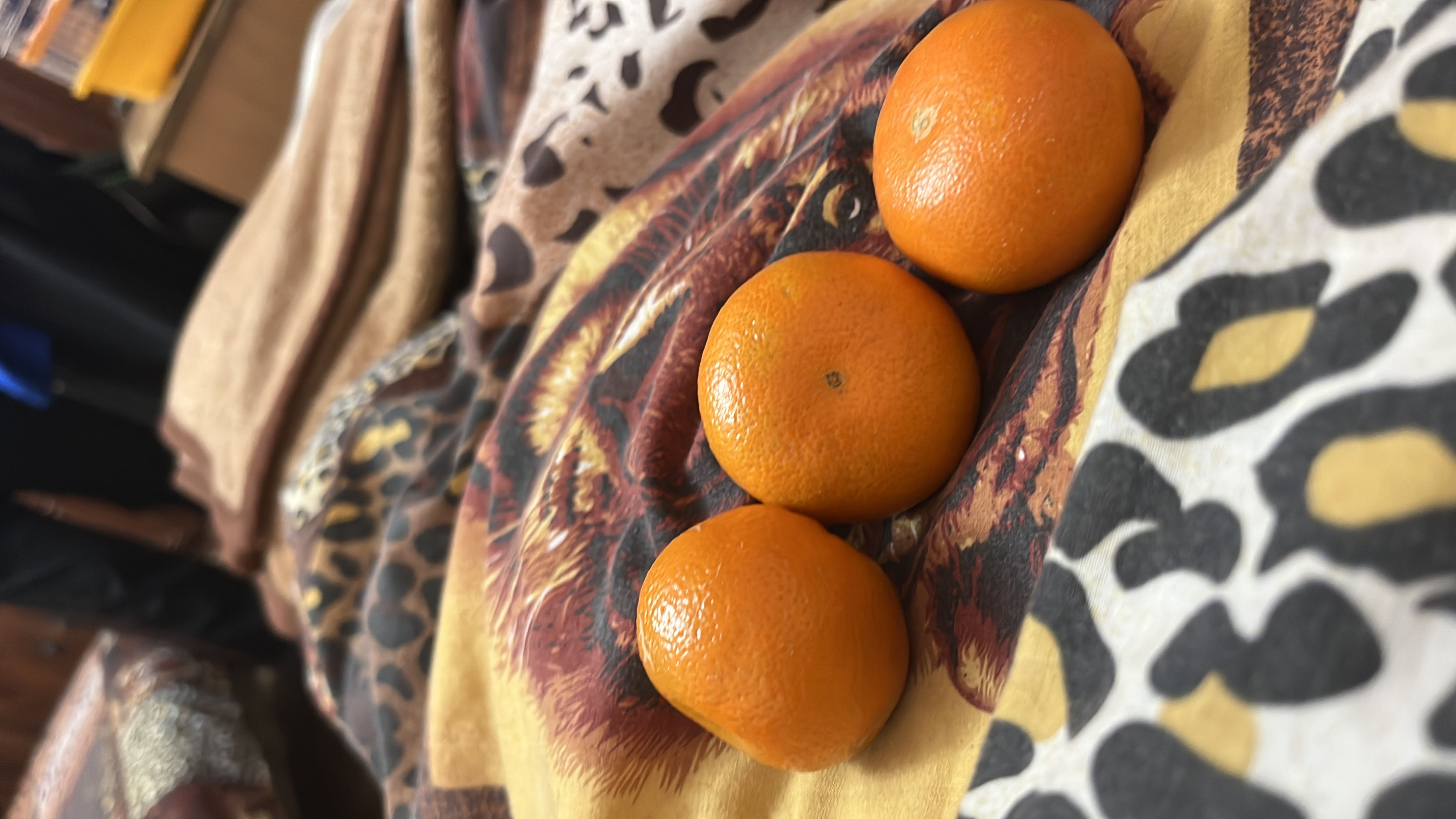 The image shows three mandarin oranges, which are low-calorie fruits rich in vitamin C and carbohydrates.