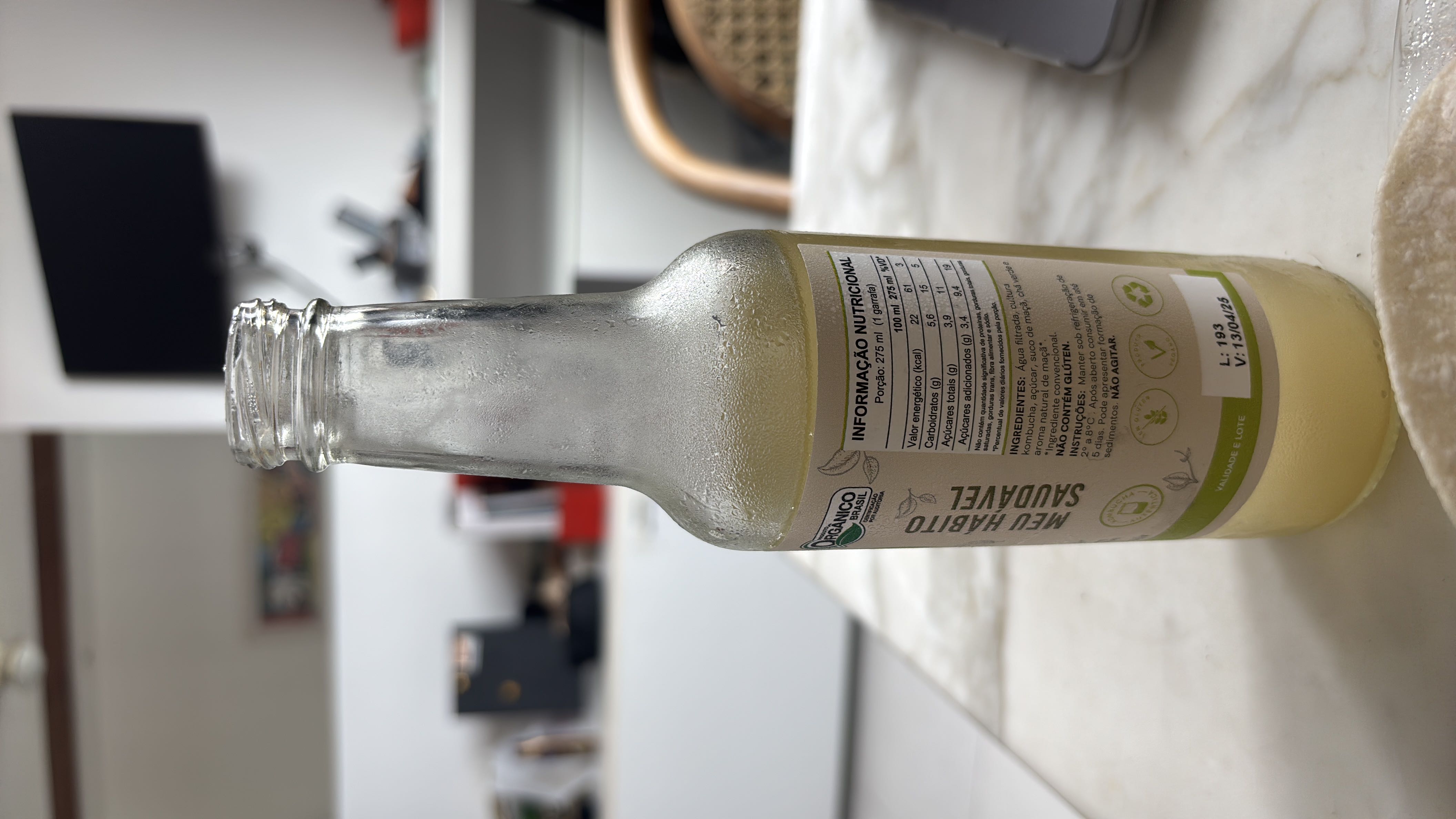 This is a kombucha drink with low calories, no fats, and a moderate amount of carbohydrates, made with filtered water, kombucha culture, sugar, and natural aroma.