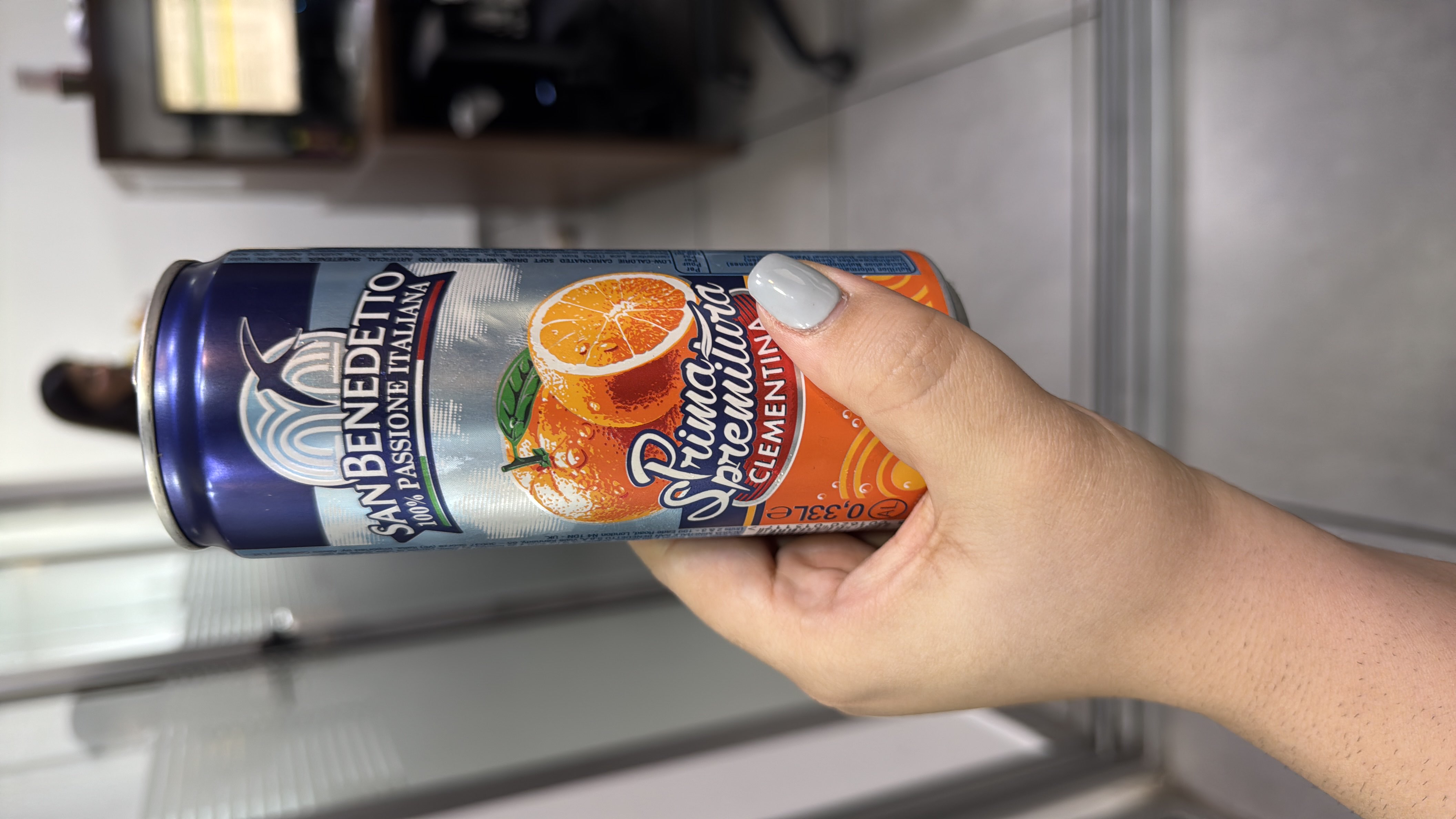 A refreshing clementine juice drink with low calories and no fats, ideal for a light and healthy beverage option.