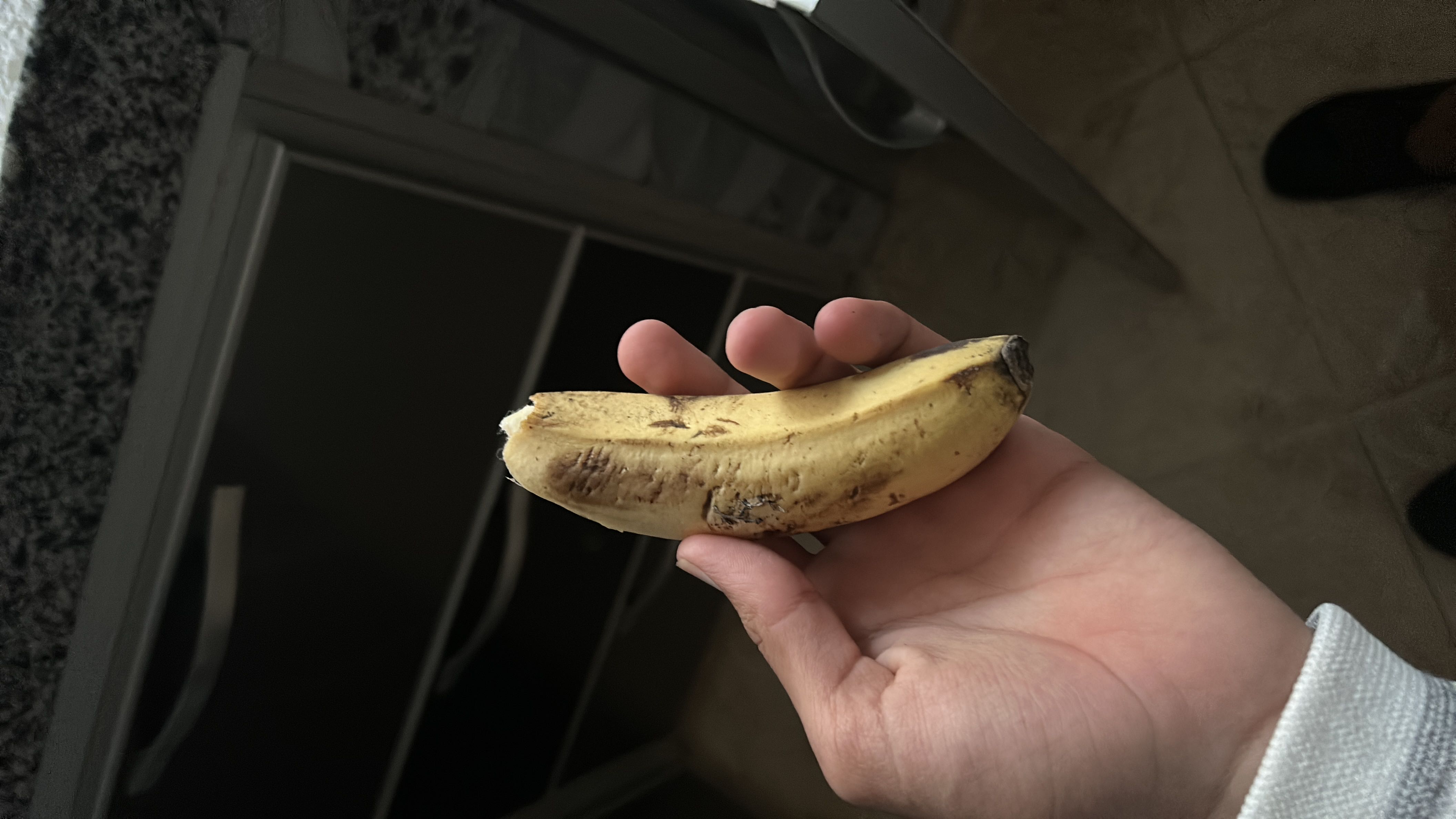 A ripe banana, a nutritious fruit rich in carbohydrates and low in fats, ideal for a quick energy boost.