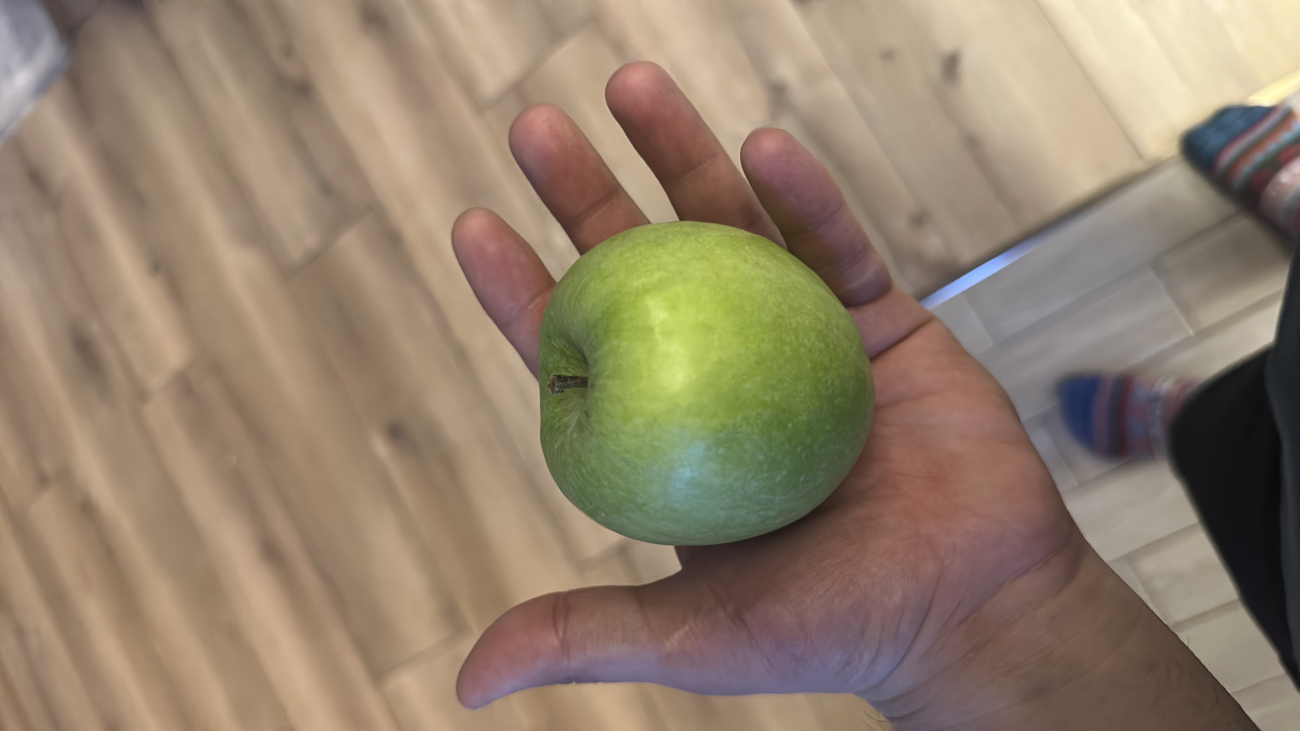 Two fresh green apples, low in calories and rich in carbohydrates and fiber, ideal for a healthy snack.