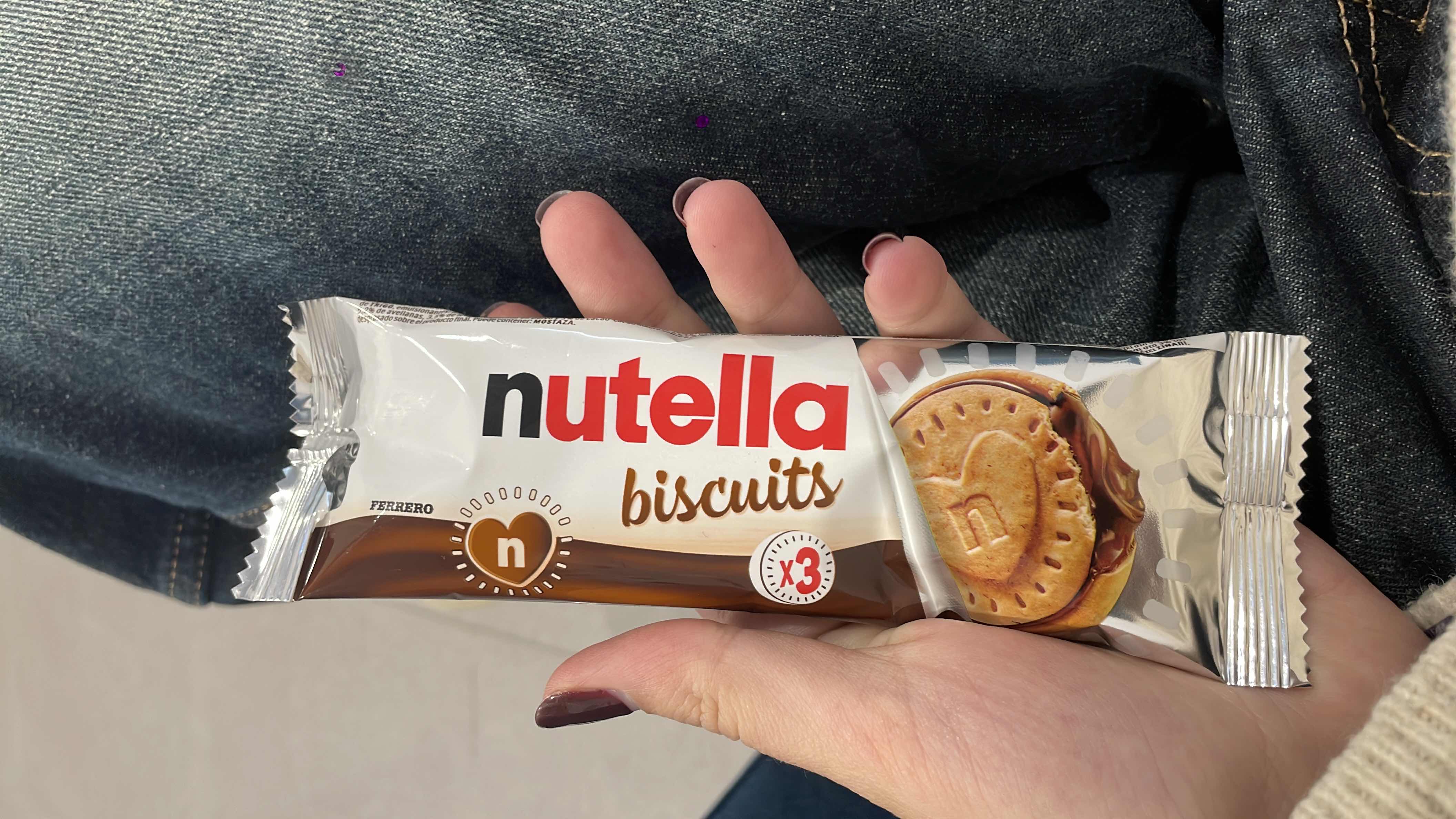 Nutella Biscuits are a snack with a creamy Nutella filling and a crunchy biscuit shell, providing 550 calories with balanced carbohydrates, fats, and protein.