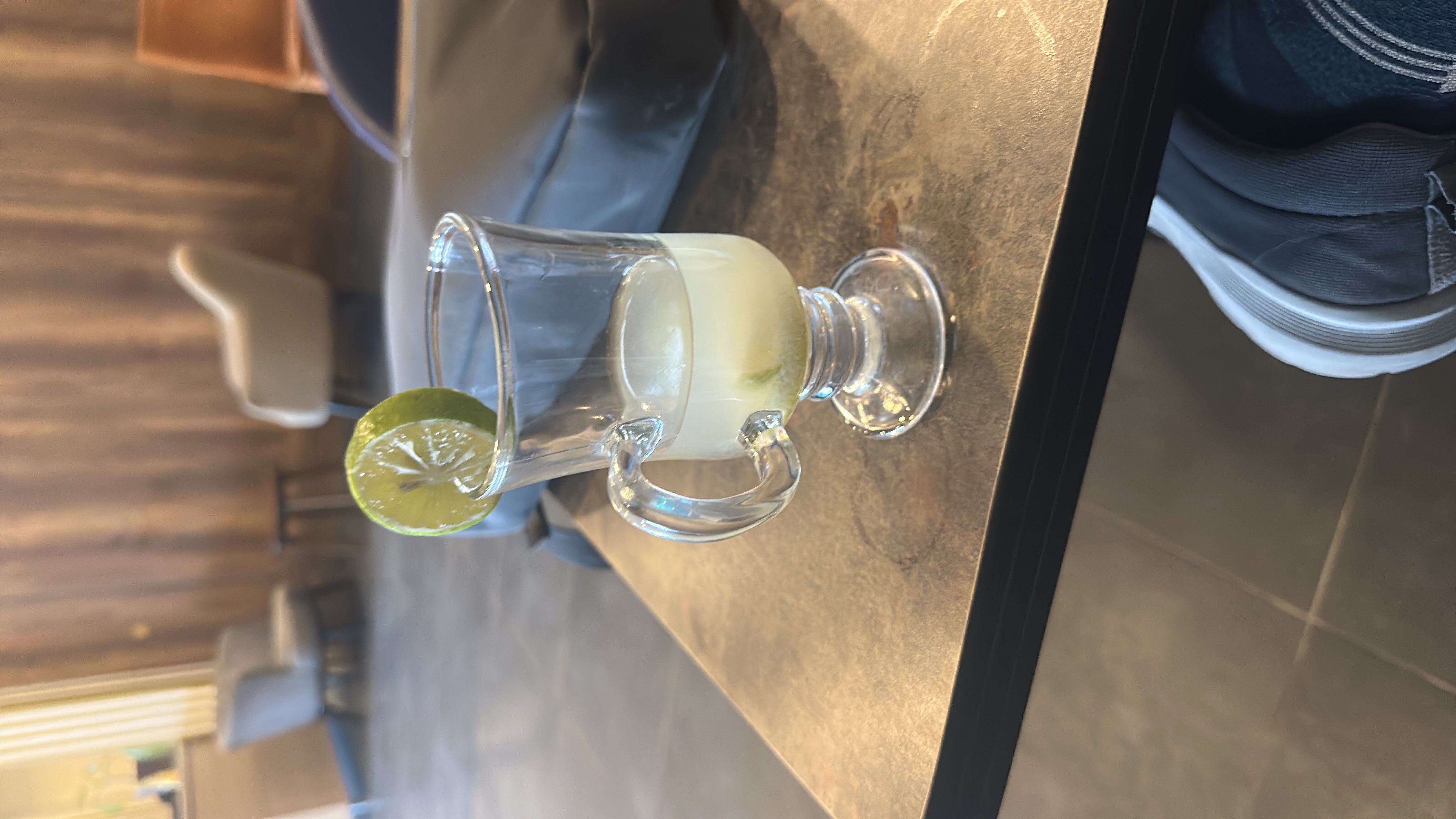 A small glass of lime juice, low in calories and rich in vitamin C, suitable for a refreshing and healthy drink.