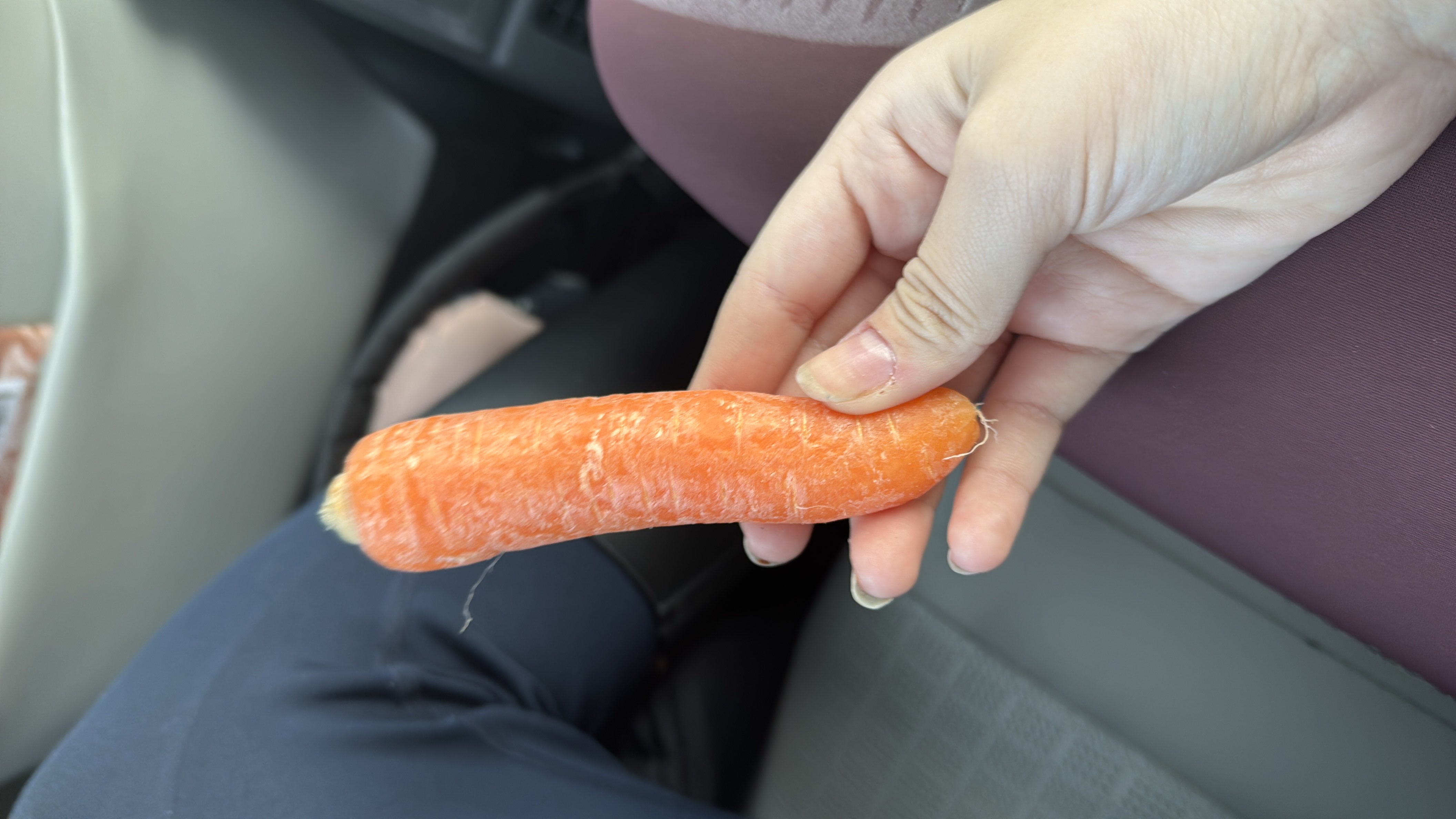 A fresh carrot, a low-calorie vegetable rich in nutrients and ideal for healthy snacking.