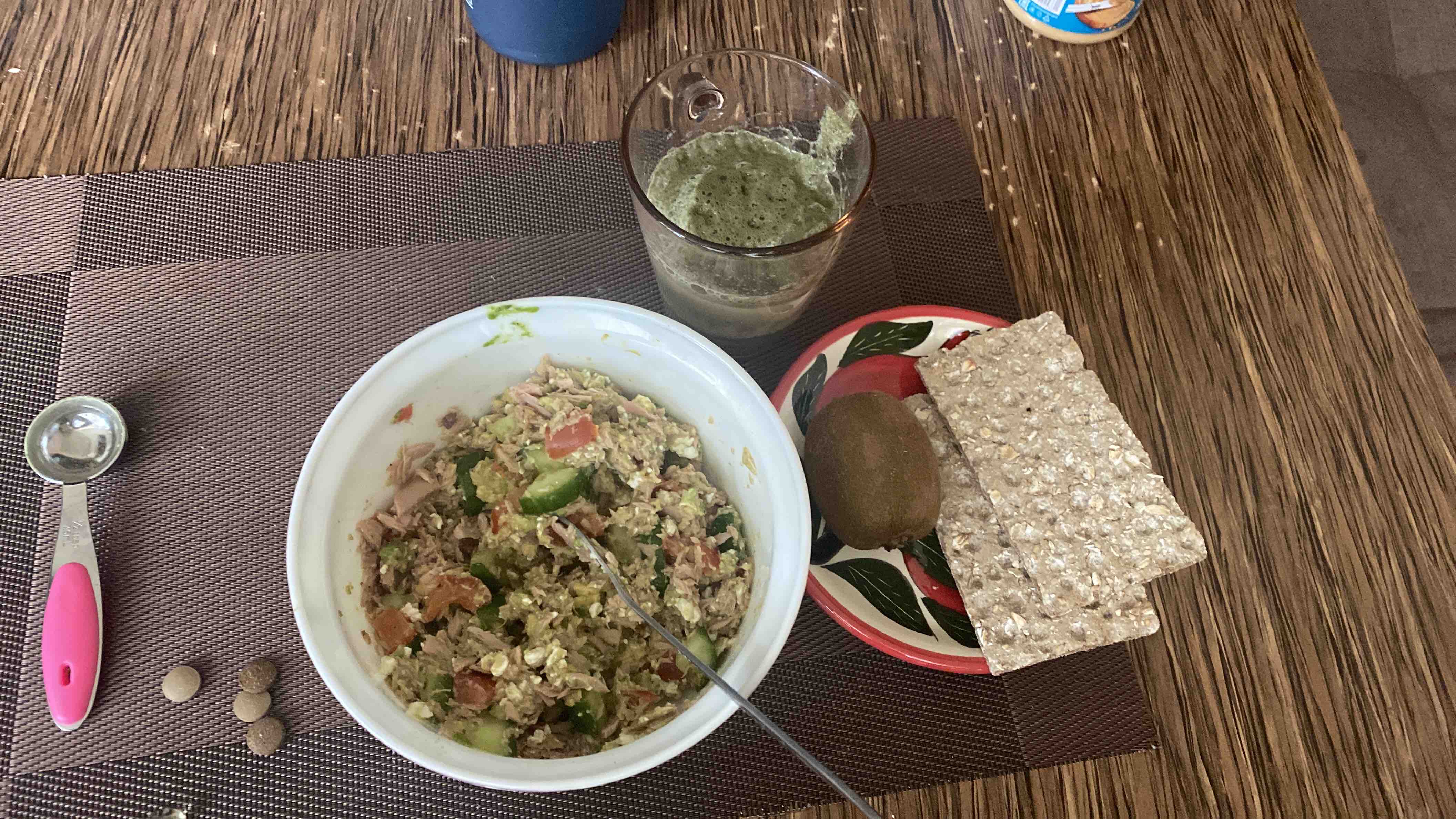 A healthy meal with tuna, low-fat cottage cheese, avocado, cucumber, tomato, whole wheat crackers, and low-fat milk, totaling 455 calories.