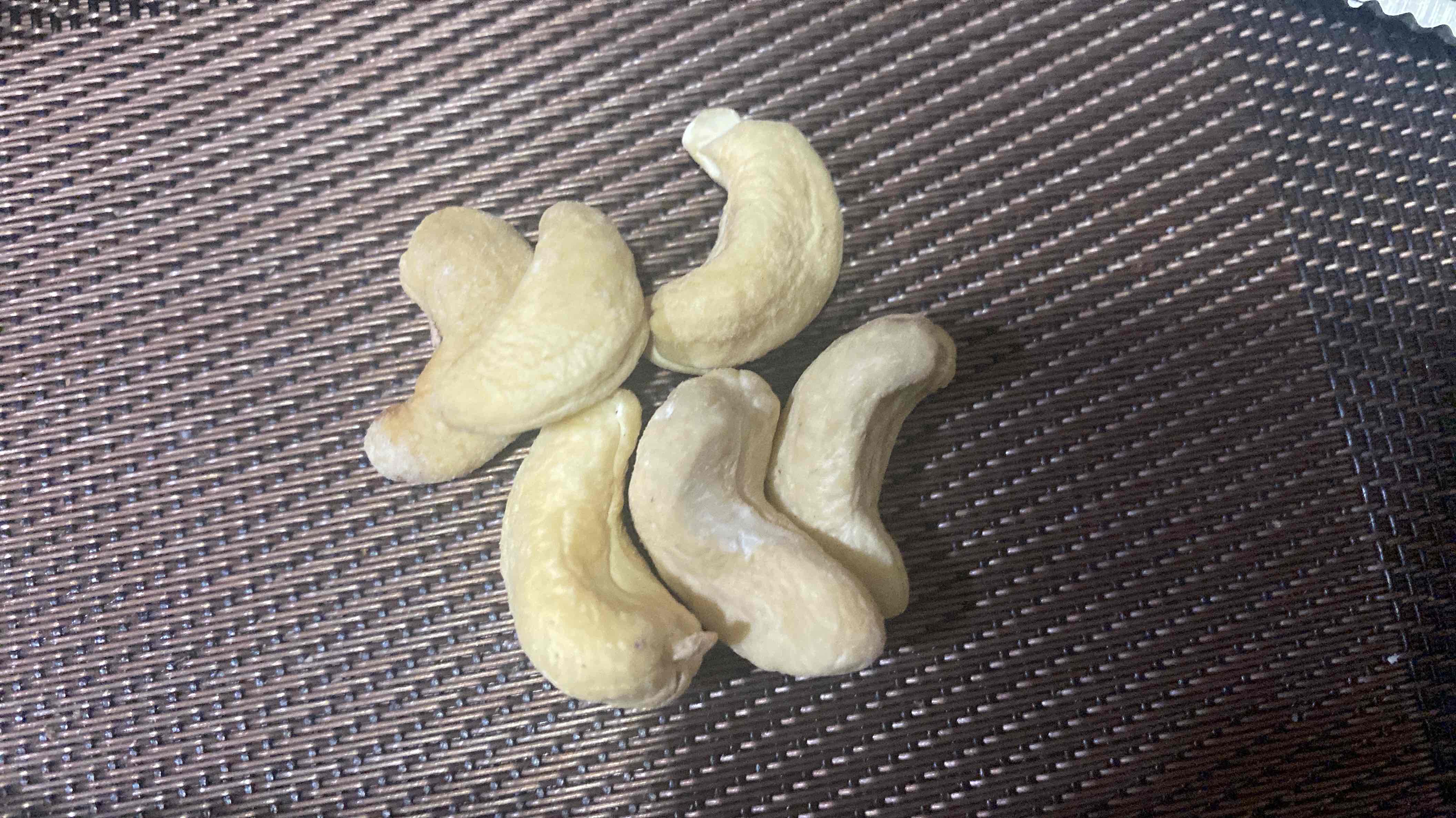 La imagen muestra 12 gramos de nuez de la india, que son densas en nutrientes y altas en calorías, proteínas, grasas saludables y carbohidratos.