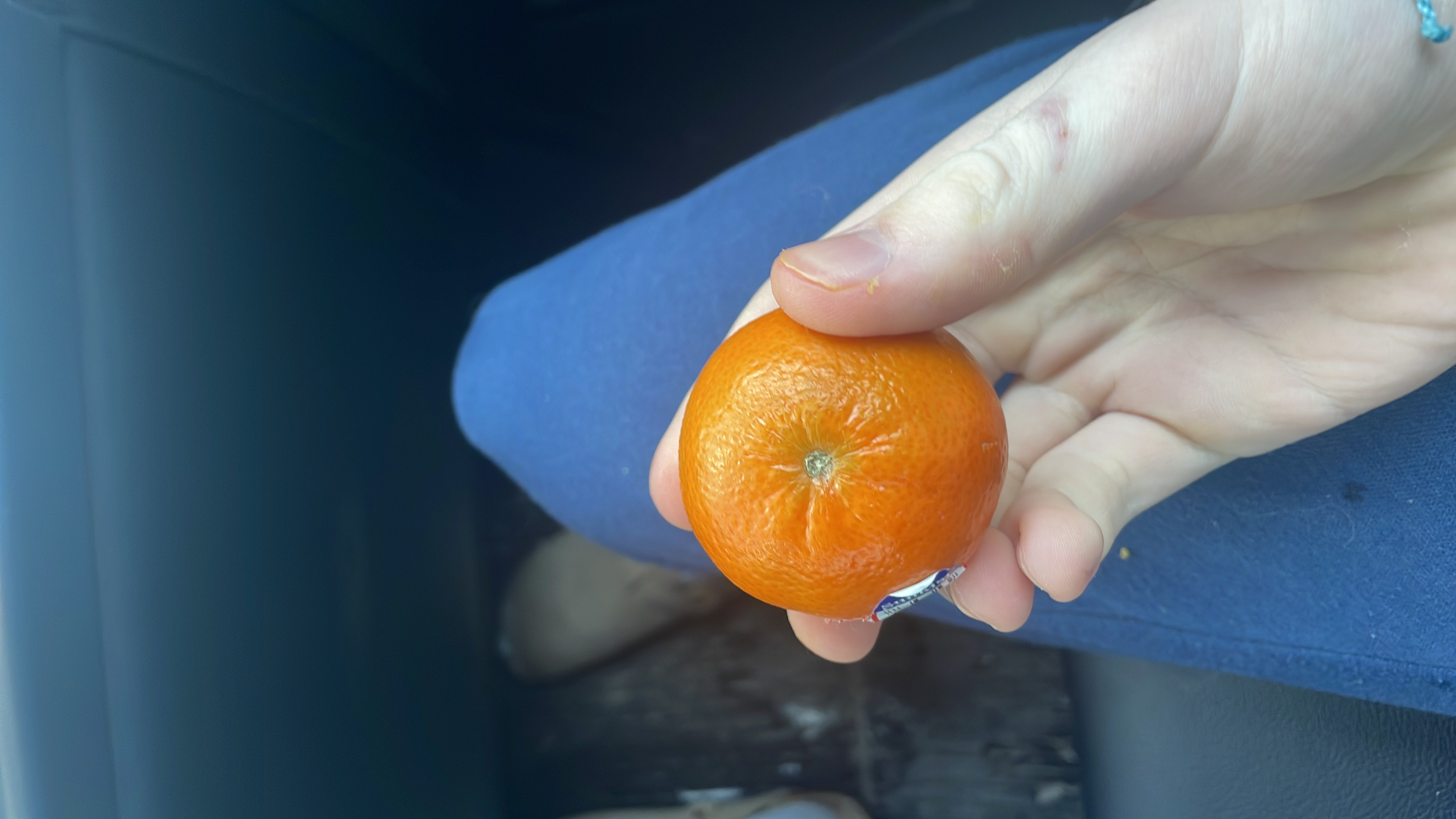 A fresh mandarin orange, low in calories and rich in vitamin C, ideal for a healthy snack.