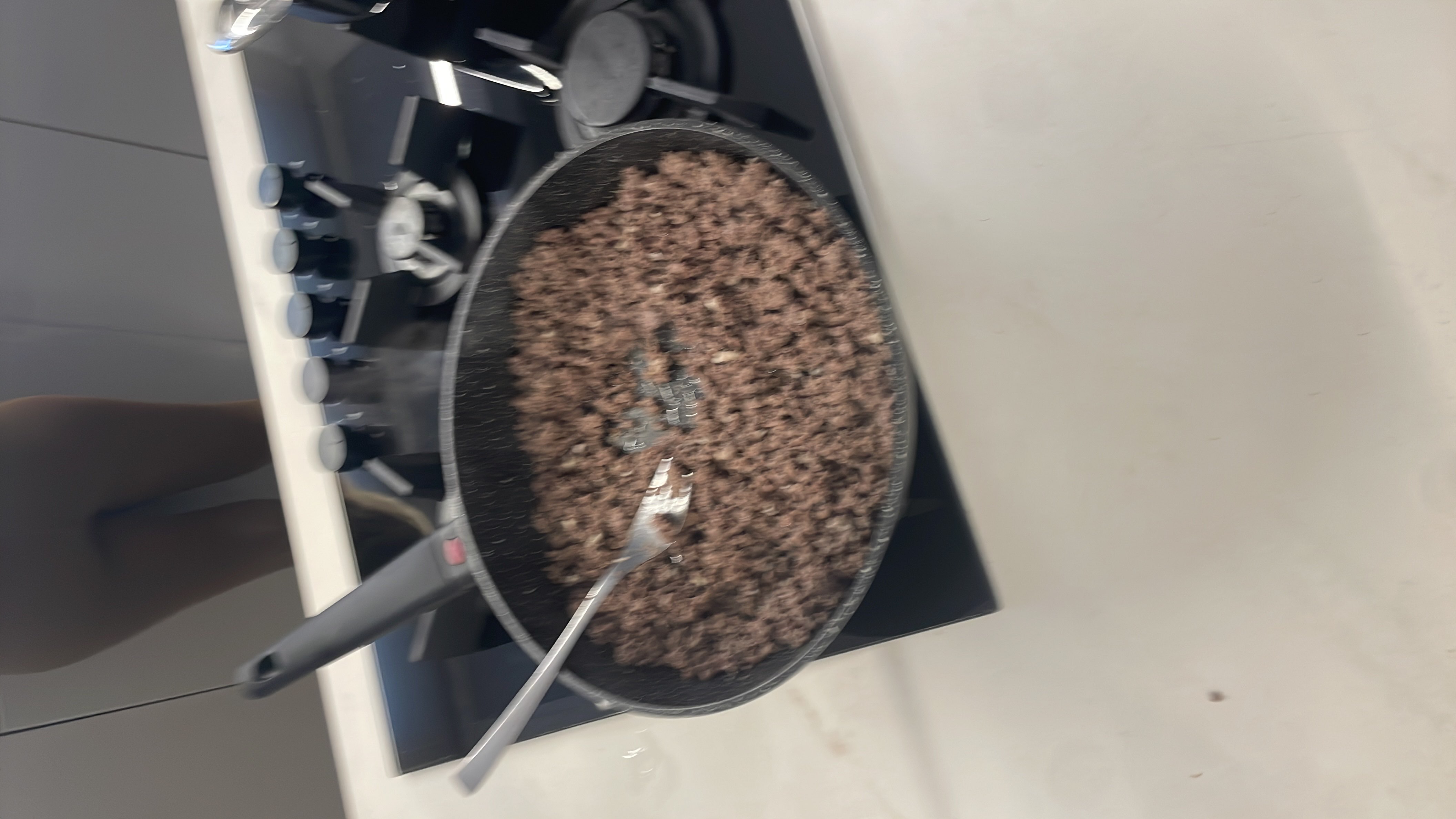 The image shows a pan of cooked ground beef, which is high in protein and fats with no carbohydrates.
