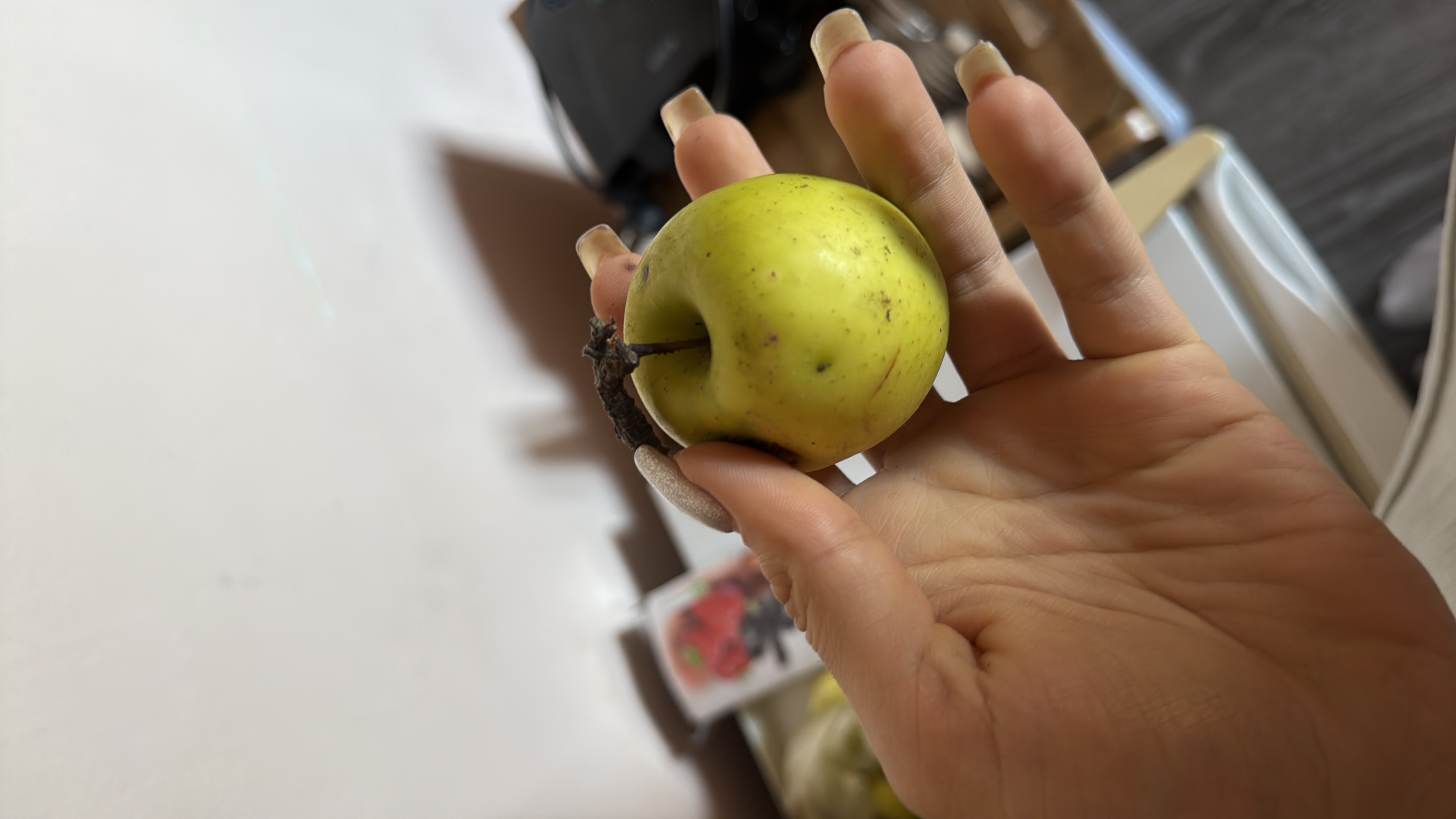 The image shows a fresh green apple, which is a low-calorie fruit rich in carbohydrates and fiber.