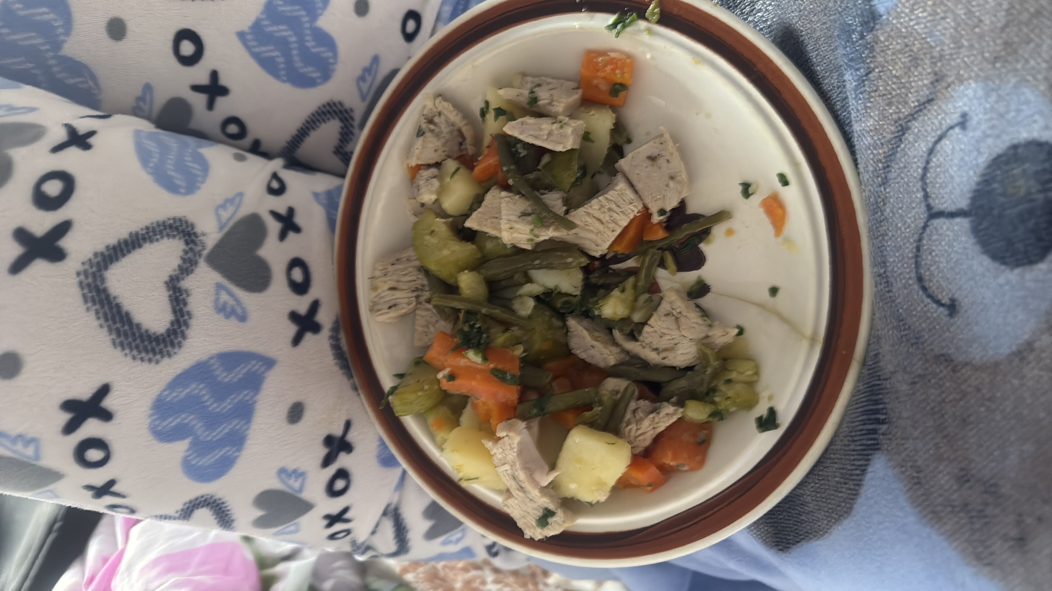 A healthy dish consisting of chicken, carrots, green beans, and potatoes, providing a balanced mix of protein, carbs, and fats.