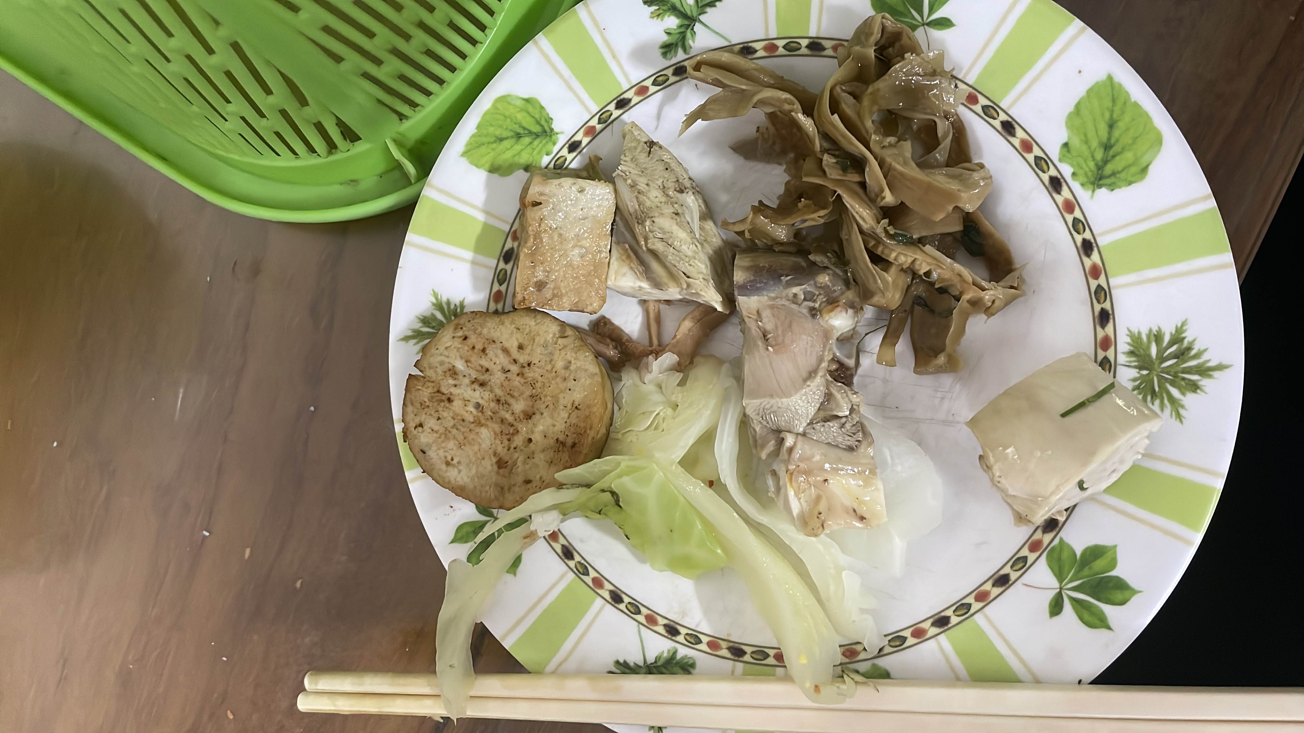 A balanced meal consisting of grilled tofu, chicken, cabbage, mushrooms, and bamboo shoots, providing a moderate amount of protein, carbs, and fats.