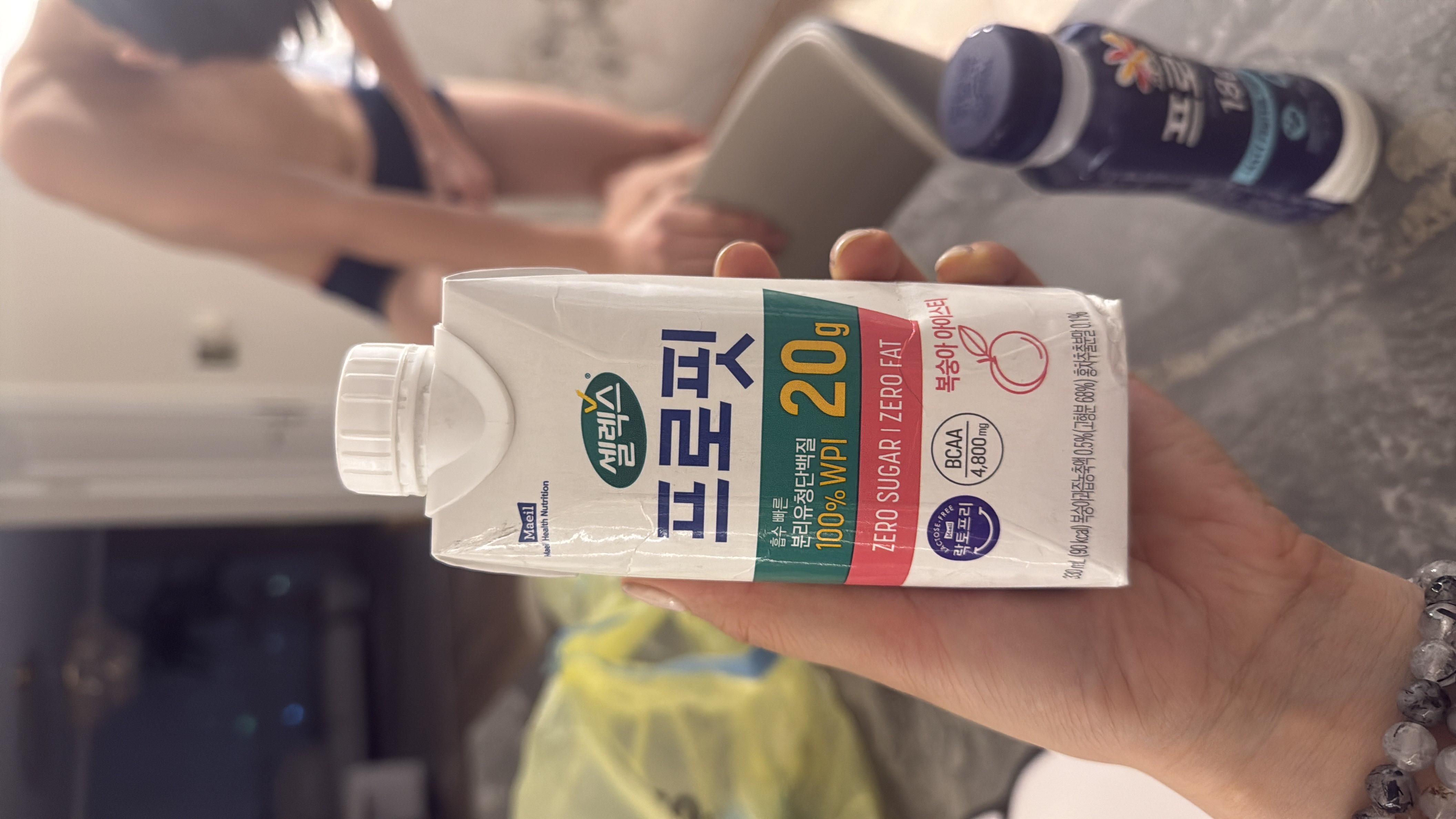 A high-protein drink with 20g of whey protein isolate, zero sugar, and zero fat, flavored with peach extract.