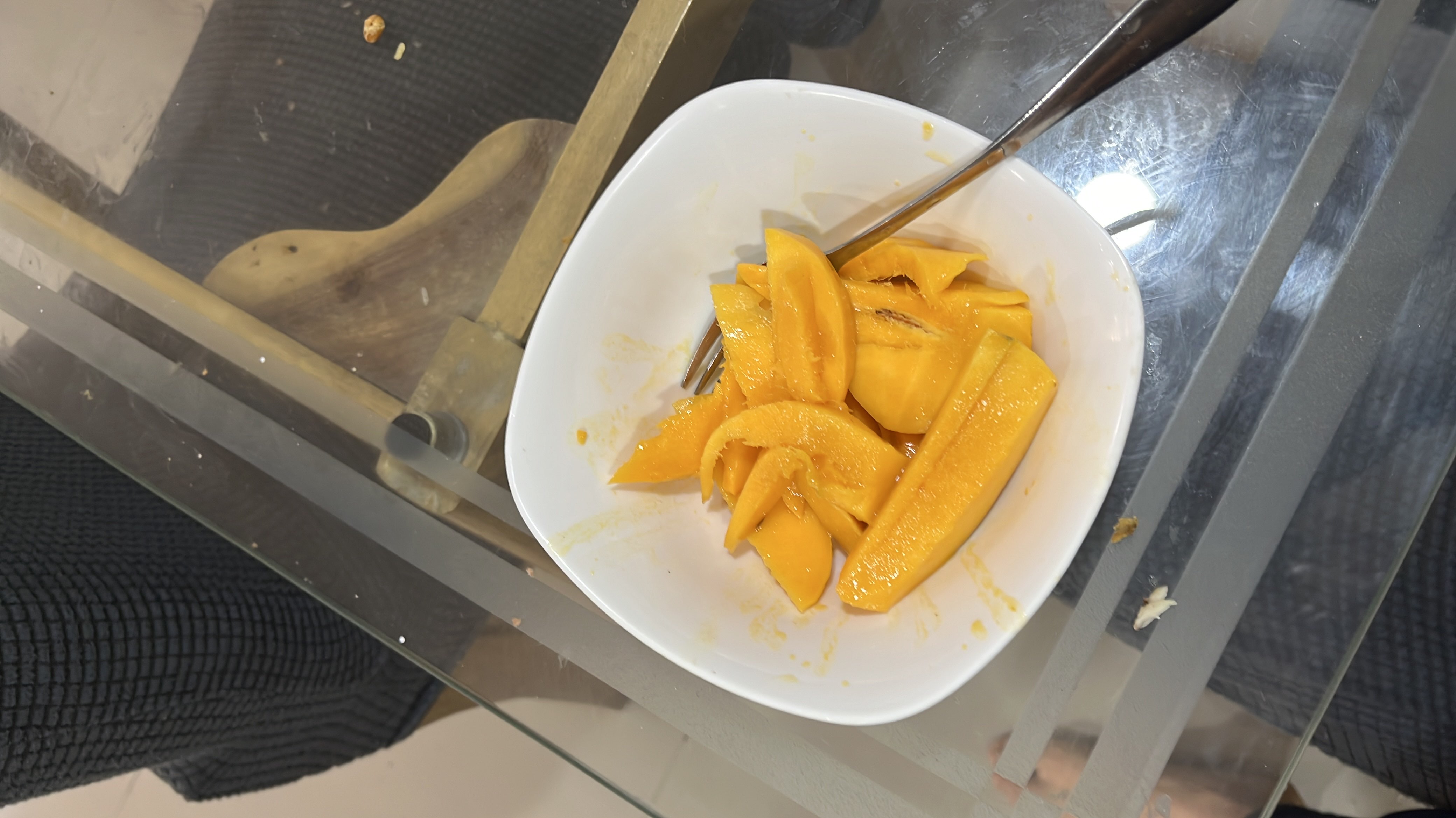A bowl of sliced mangoes, a nutritious fruit rich in vitamins and low in fats.