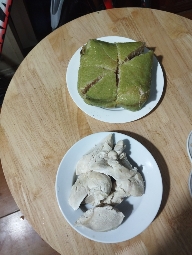 The image shows a meal consisting of cooked chicken breast and green bread, providing a balanced mix of protein and carbohydrates.