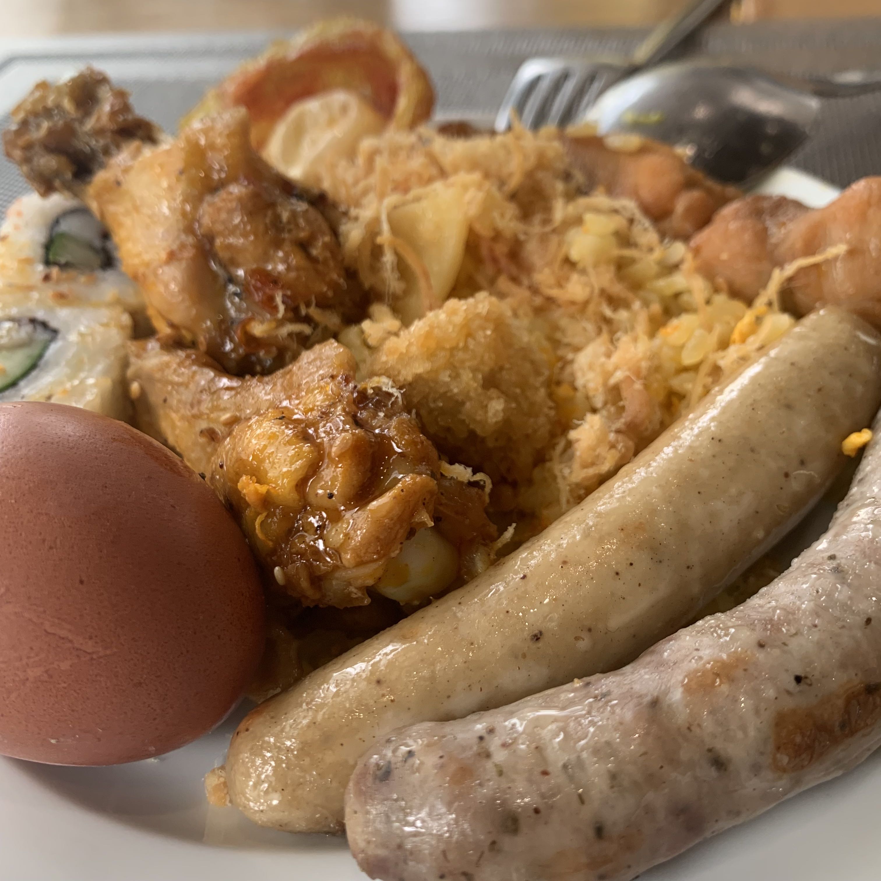 A high-calorie meal consisting of chicken, sausages, boiled egg, fried rice, and vegetables, providing a balanced mix of protein, carbs, and fats.