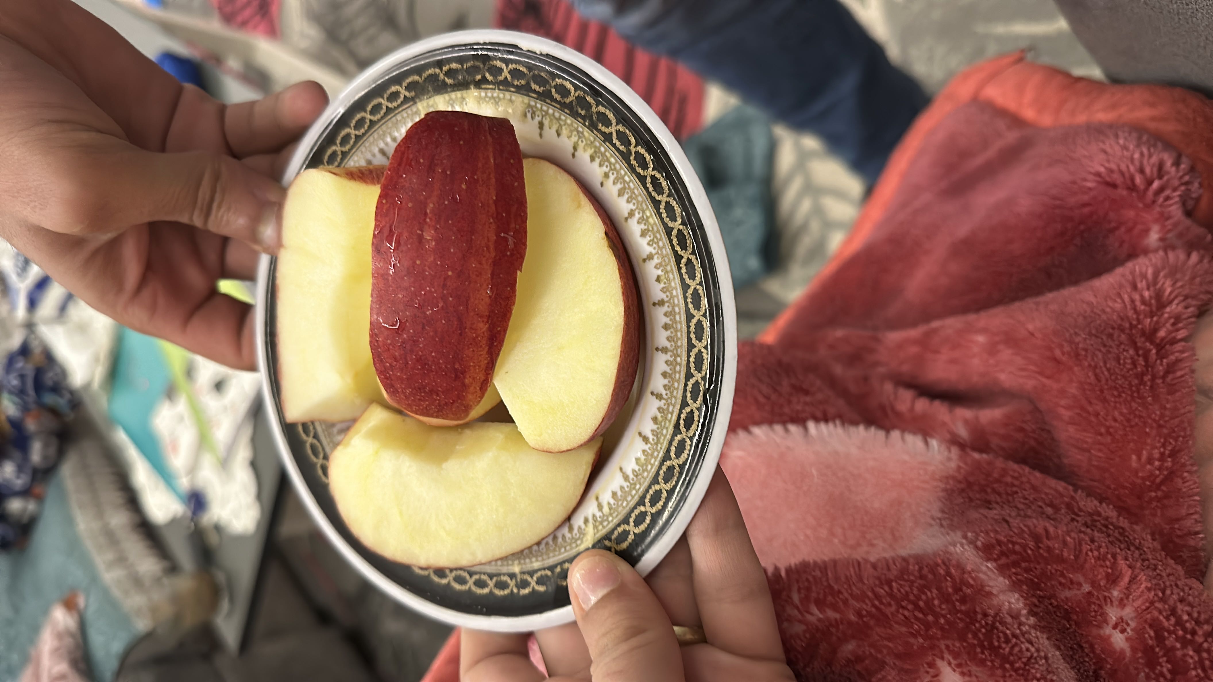 The image shows a plate of sliced apple, which is a healthy and low-calorie snack rich in carbohydrates.