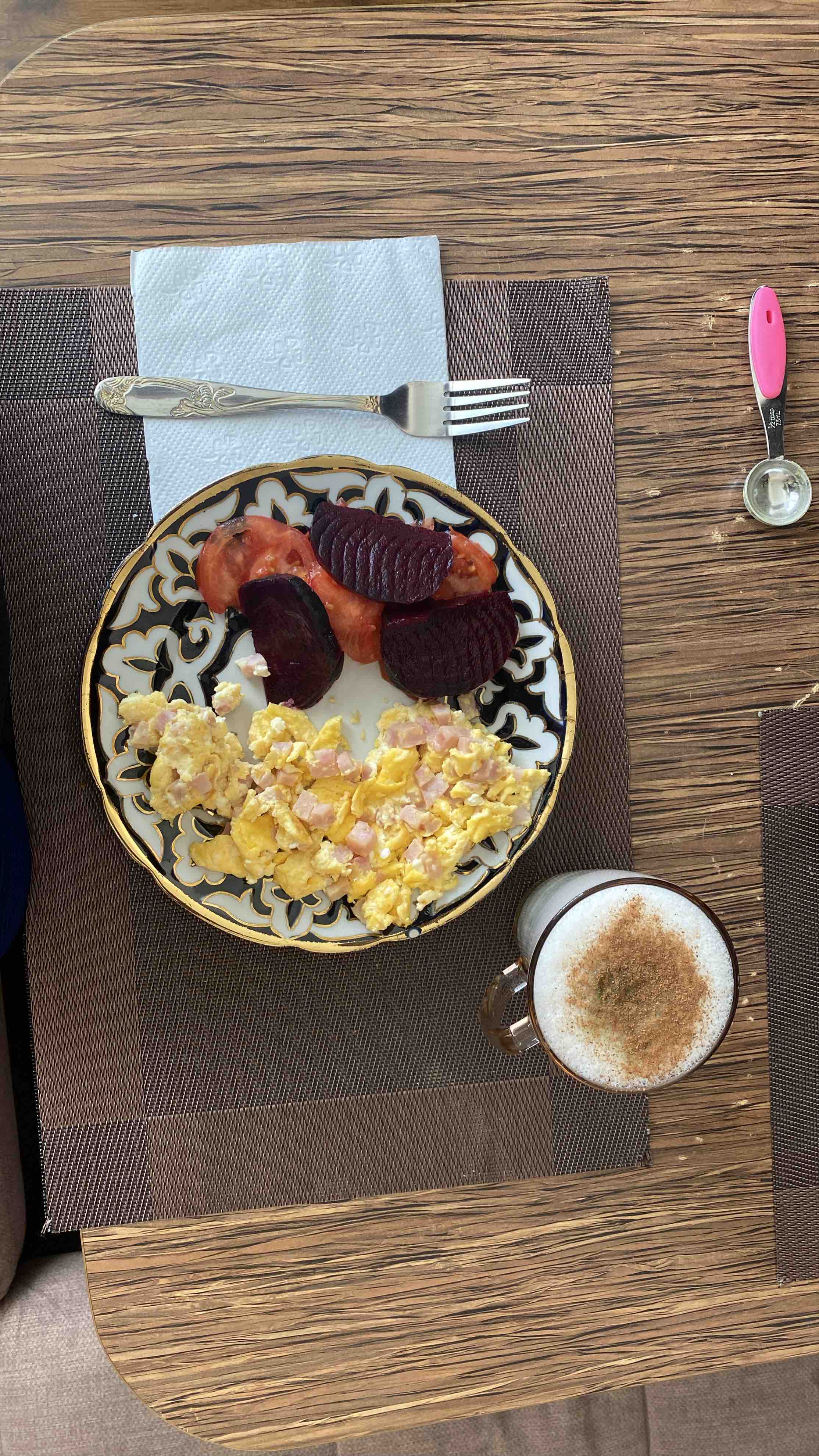 A balanced breakfast with scrambled eggs and ham, low-fat cottage cheese, beetroot and tomato slices, and matcha made with low-fat milk, totaling 294 calories with 24g protein, 15g carbs, and 15g fats.