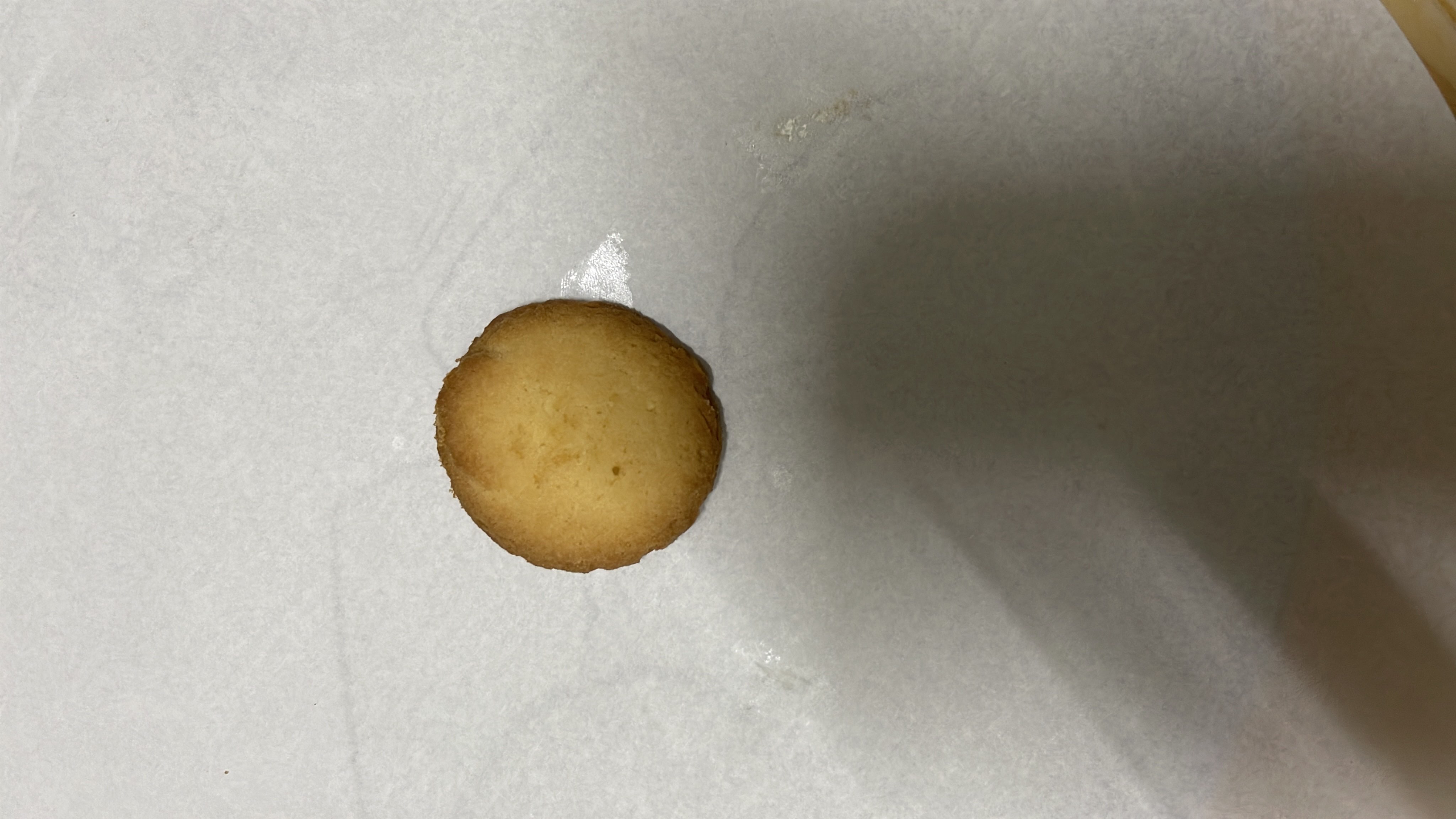 A single butter cookie with moderate calorie content, primarily composed of carbohydrates and fats.