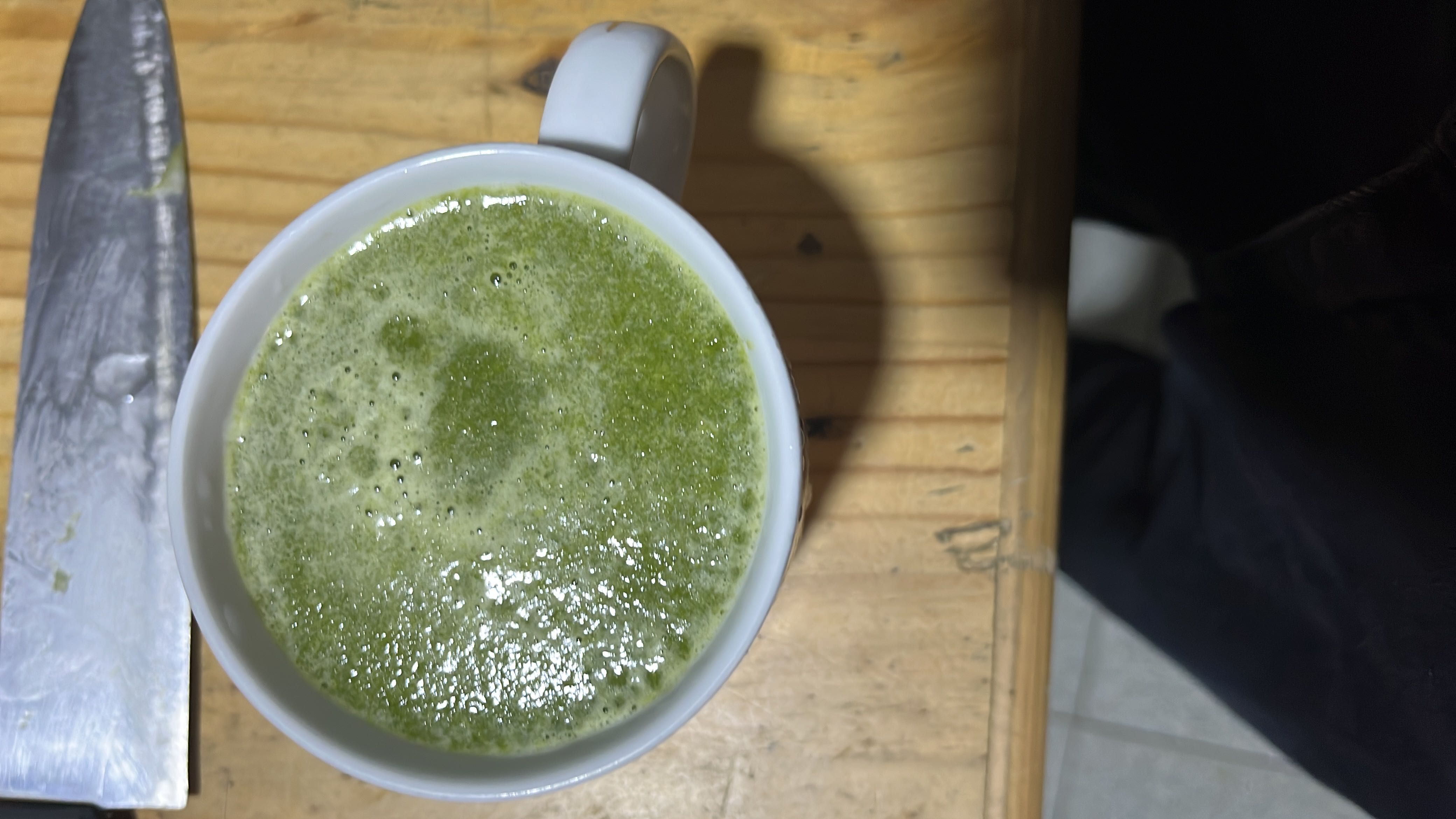 A green smoothie made with spinach, water, and lemon juice, offering a low-calorie, nutrient-rich beverage.