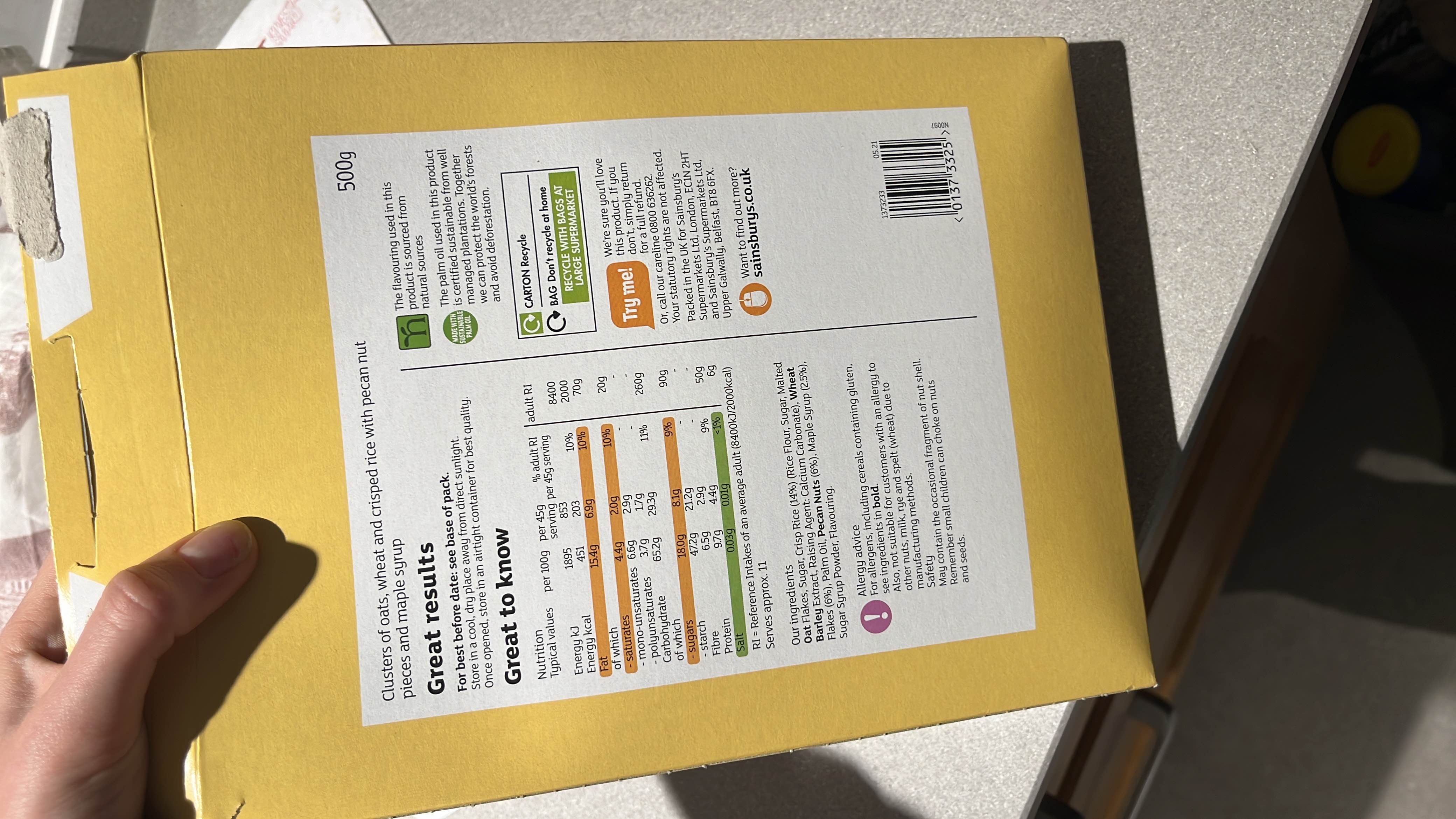 This product contains oats, crisped rice, pecans, and maple syrup, providing a balanced mix of carbohydrates, fats, and protein with a total of 17g.
