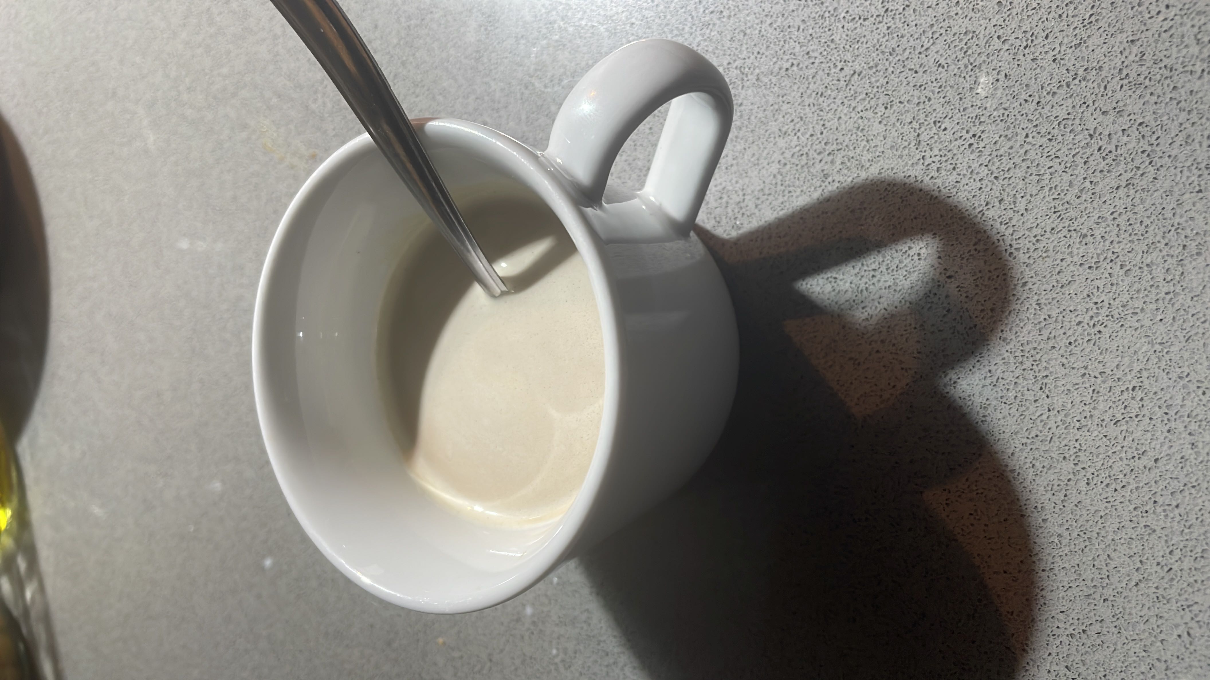 A cup of coffee with no sugar and 40ml of milk, offering low calories and a healthy profile.