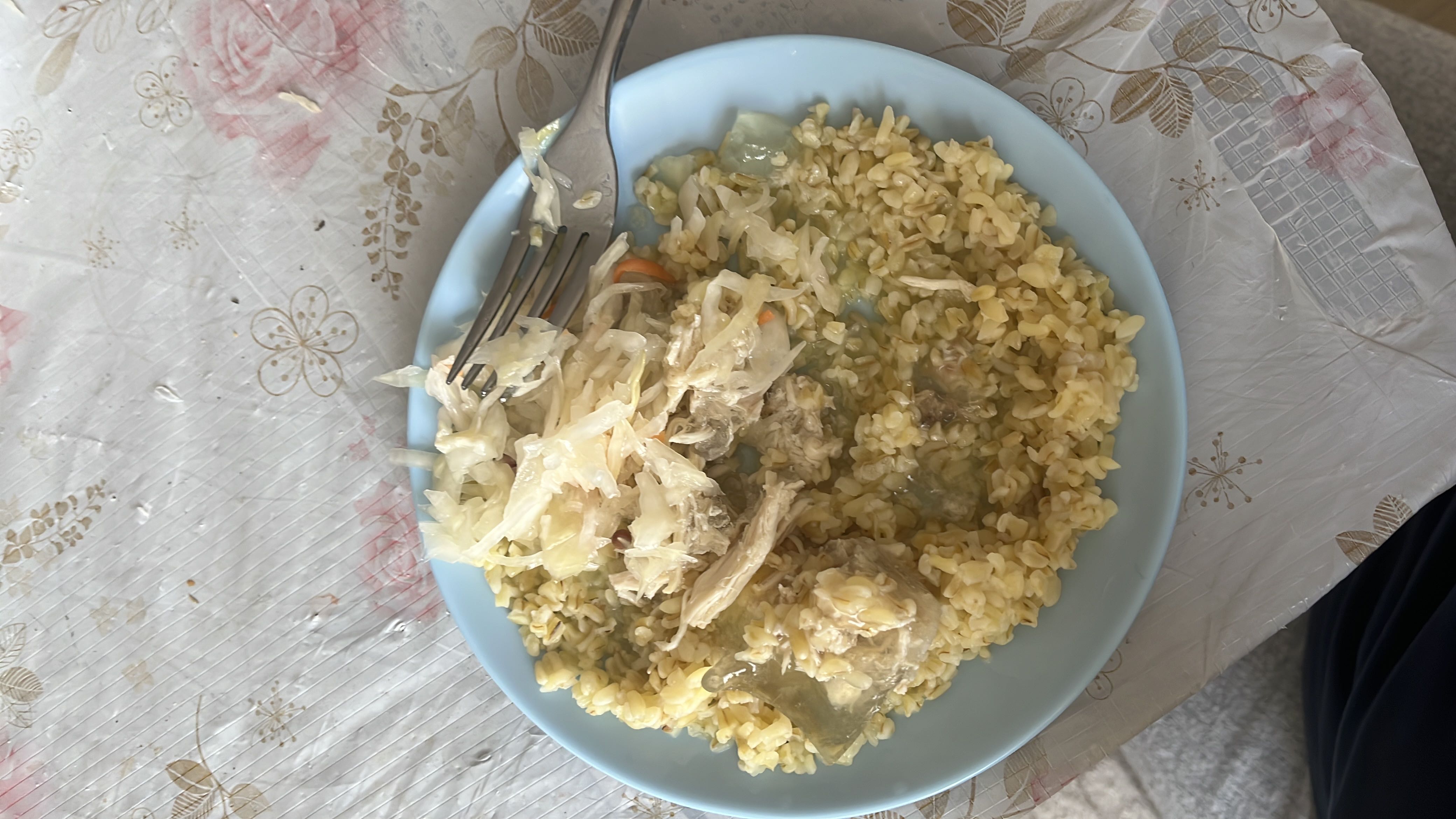 A dish consisting of bulgur, sauerkraut, and chicken, providing a balanced mix of carbohydrates, protein, and fats.