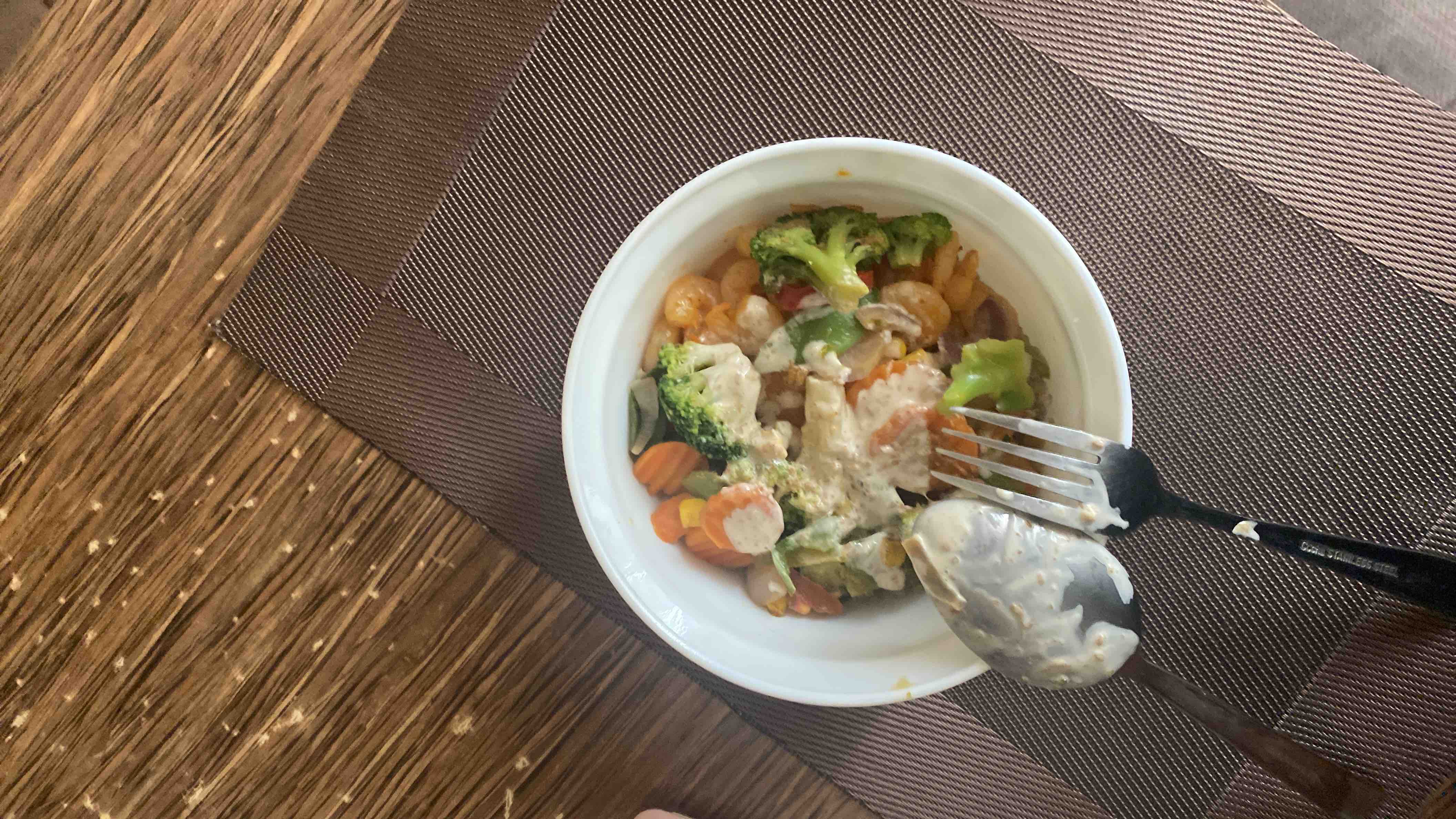 A bowl of vegetables like broccoli and carrots with 118g of cocktail shrimp and 112g of quinoa, topped with a creamy sauce.