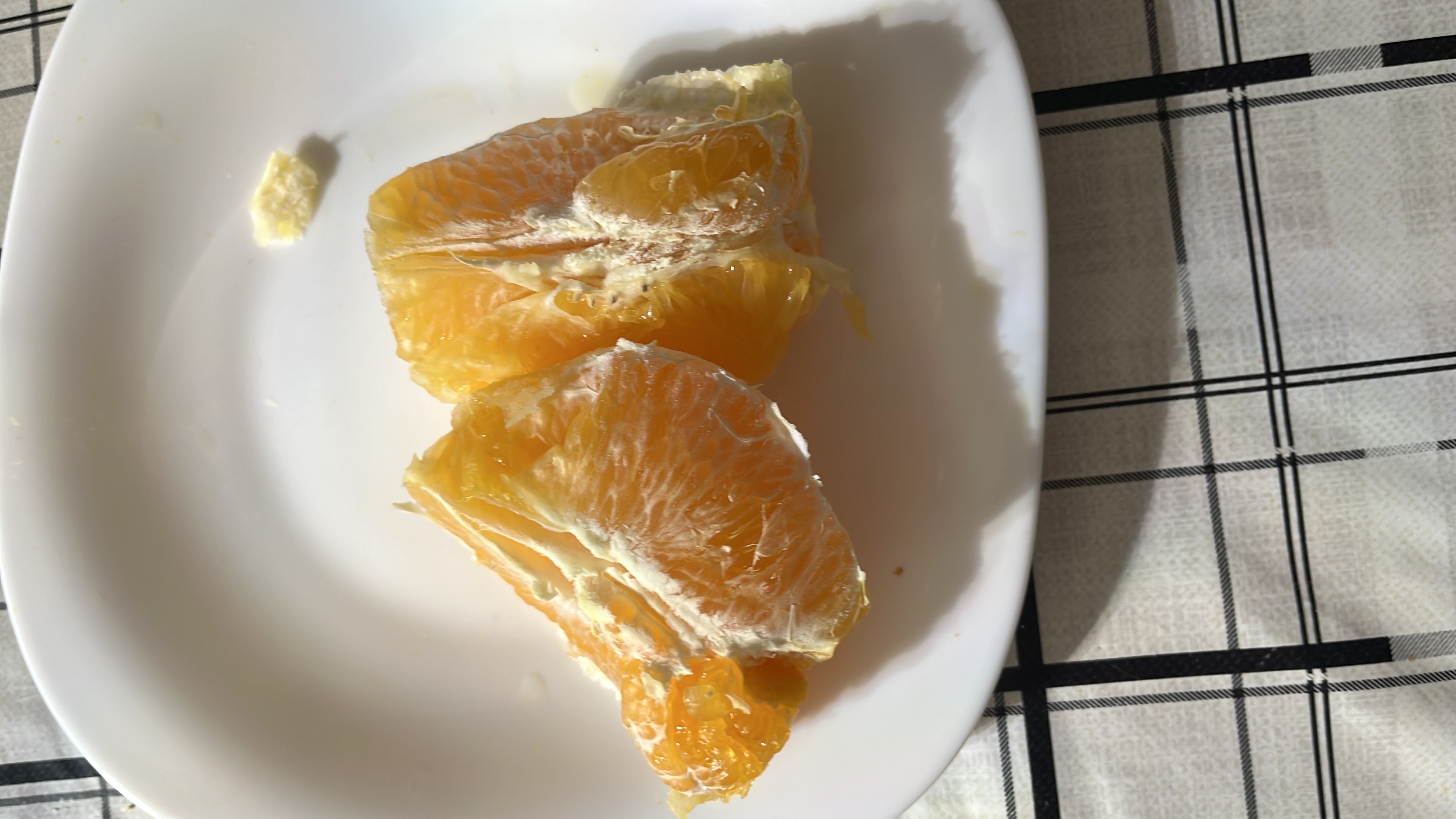 The image shows slices of an orange, a low-calorie fruit rich in vitamin C and carbohydrates.