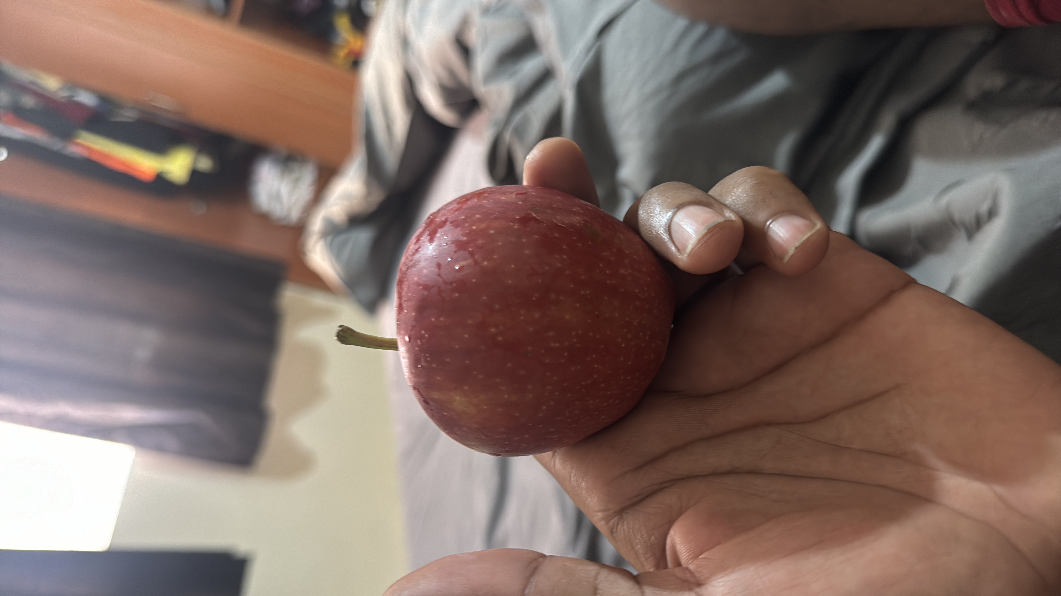 The image shows a fresh apple, which is a low-calorie fruit rich in carbohydrates and has a high health score.