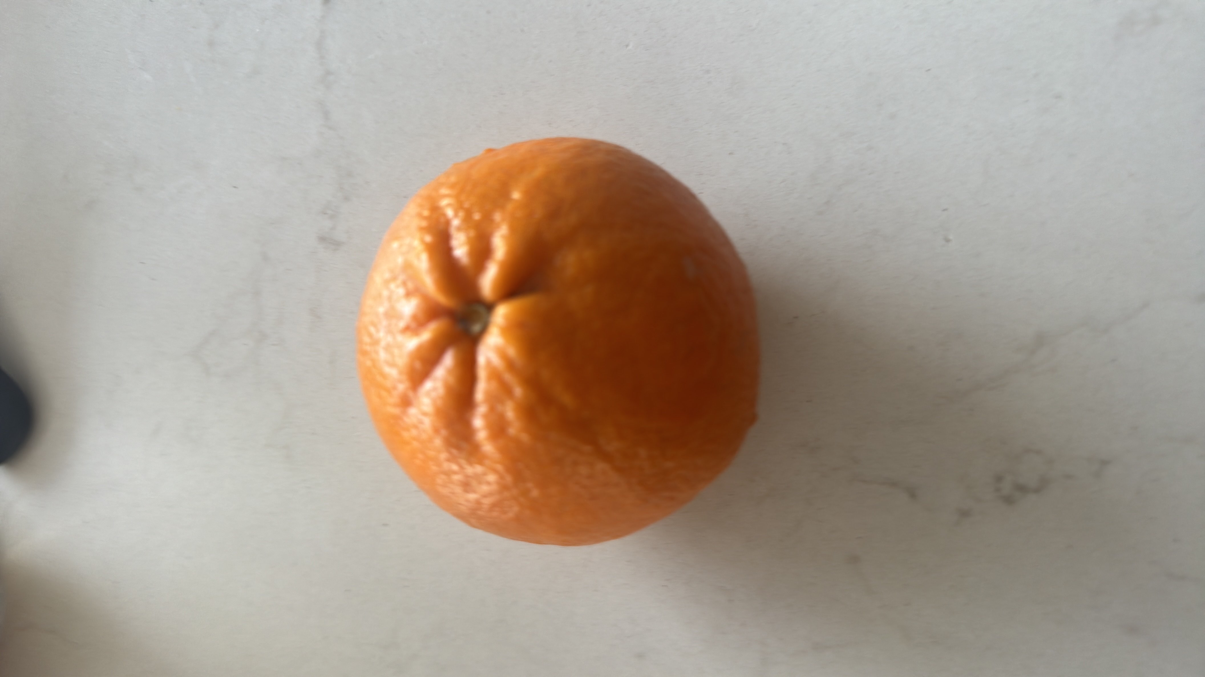 This image shows an orange, a low-calorie fruit rich in vitamin C and dietary fiber.