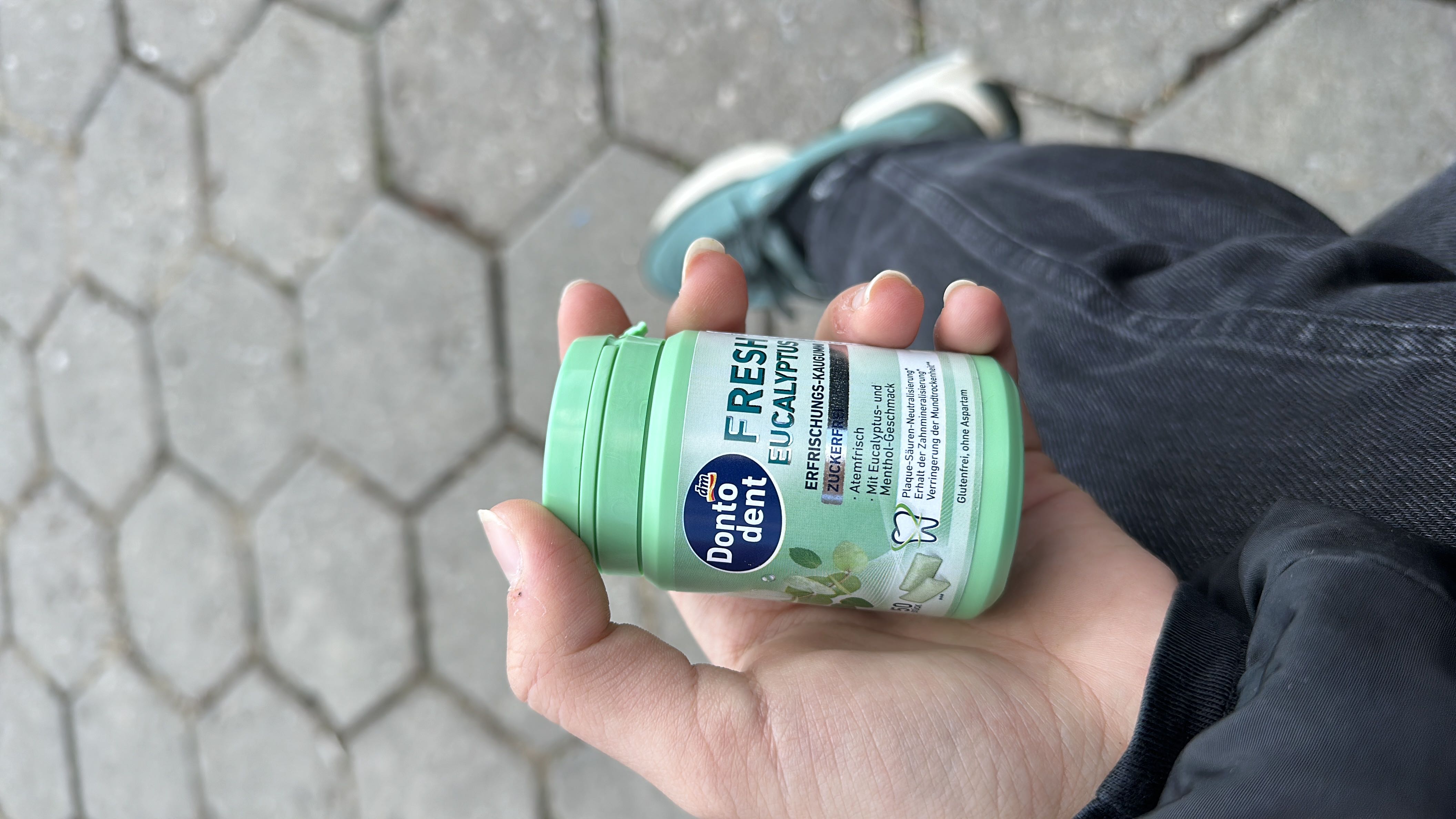 Sugar-free chewing gum with eucalyptus and menthol flavor, designed to freshen breath and support dental health. Gluten-free and aspartame-free.